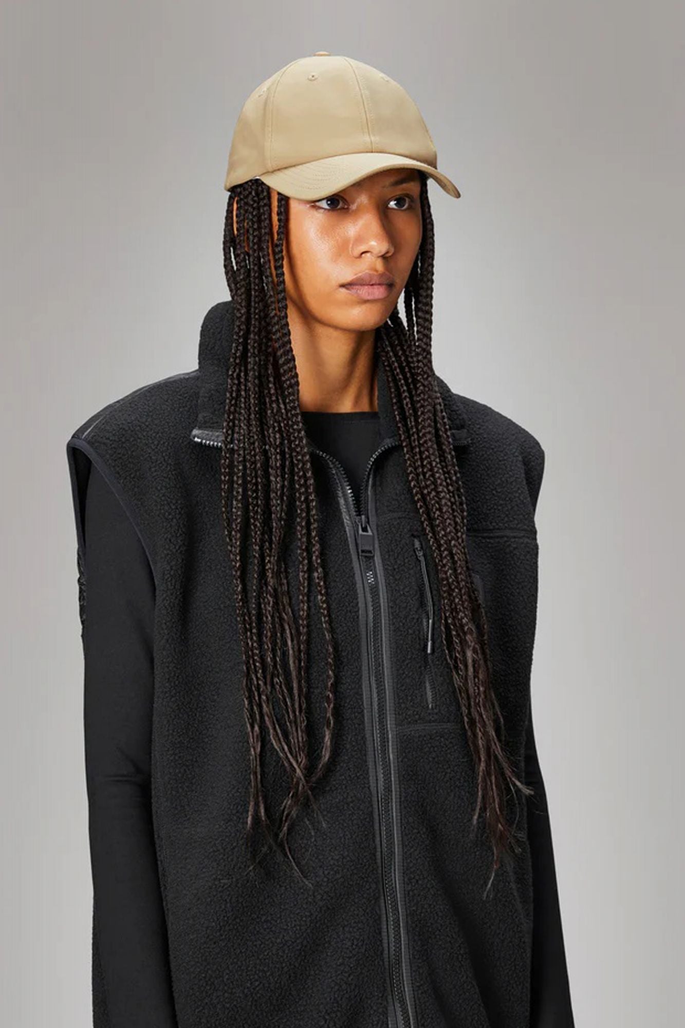 RAINS CAP en color MARRON CLARO (4)