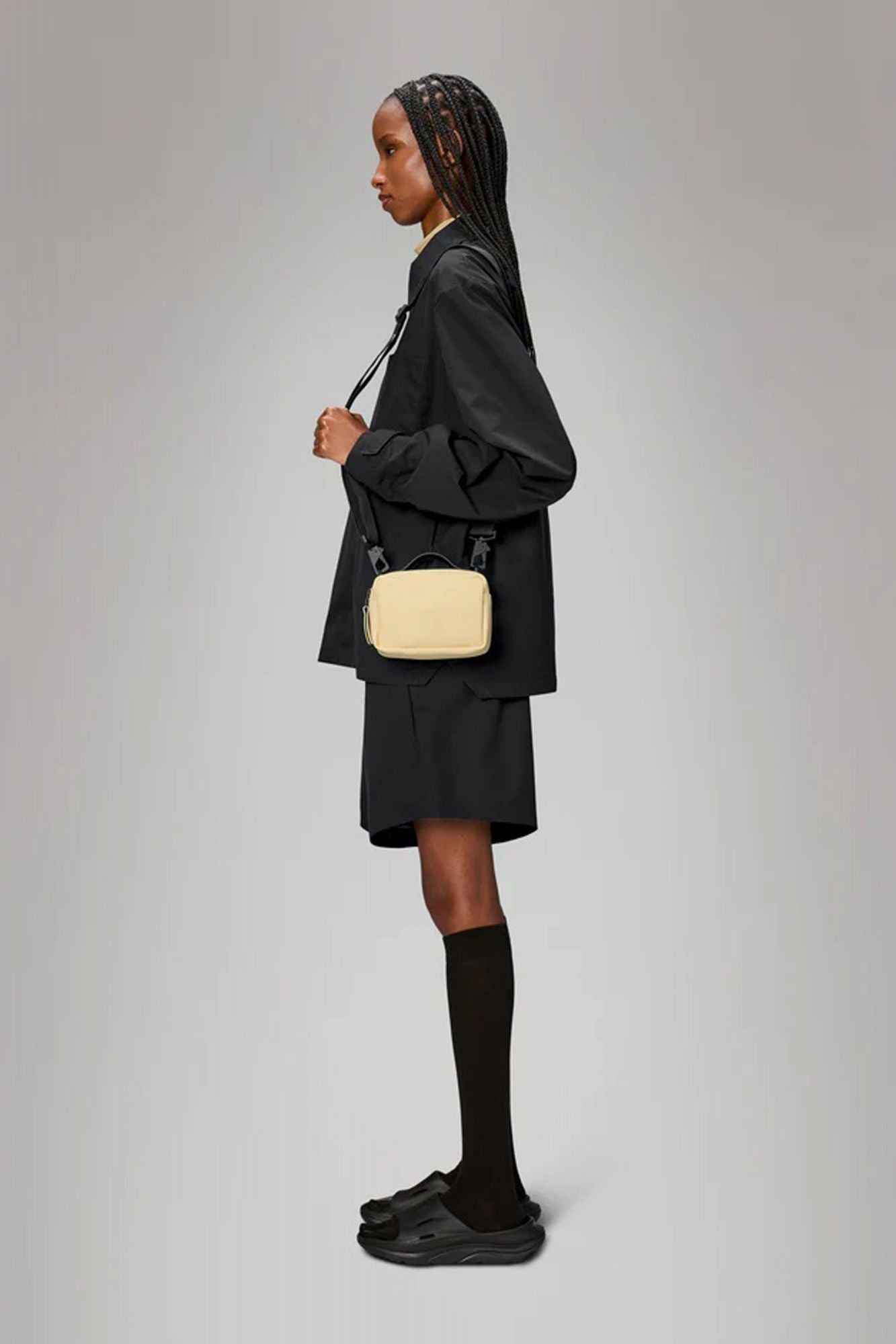 RAINS BOX BAG MICRO en color BEIS (4)