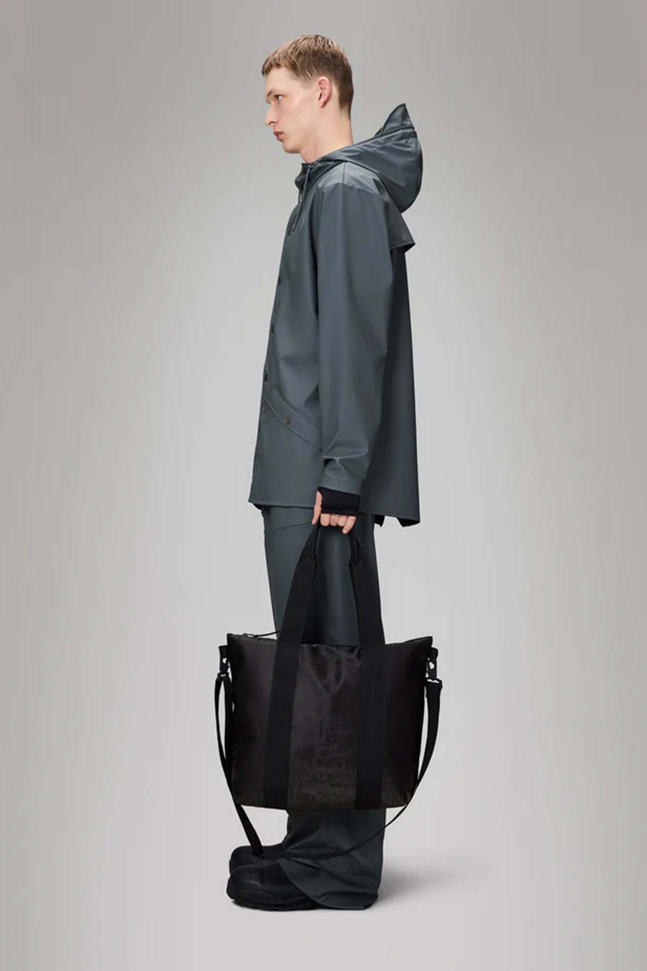 RAINS TOTE BAG MINI W3 en color NEGRO (3)
