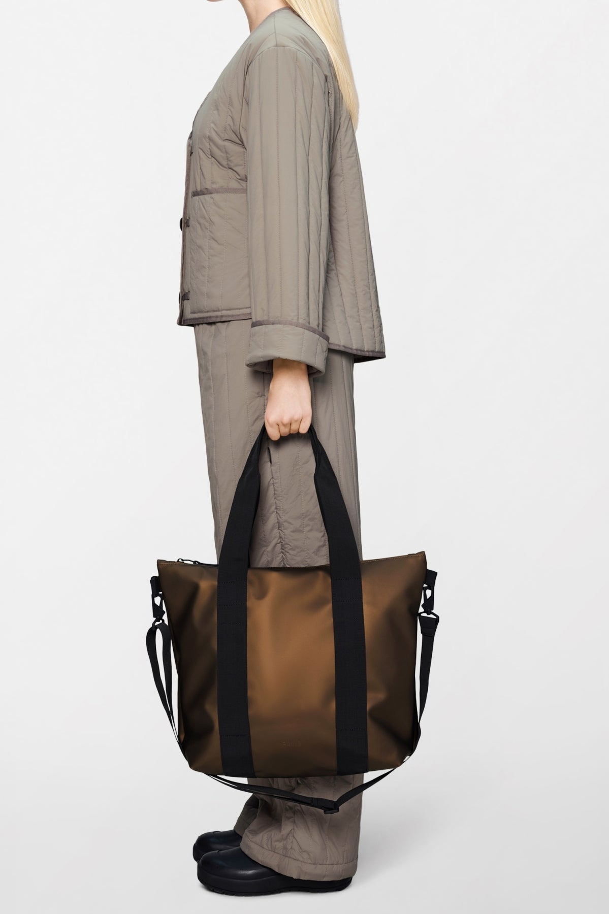 RAINS 14160R TOTE BAG MINI W3 en color MARRON (1)