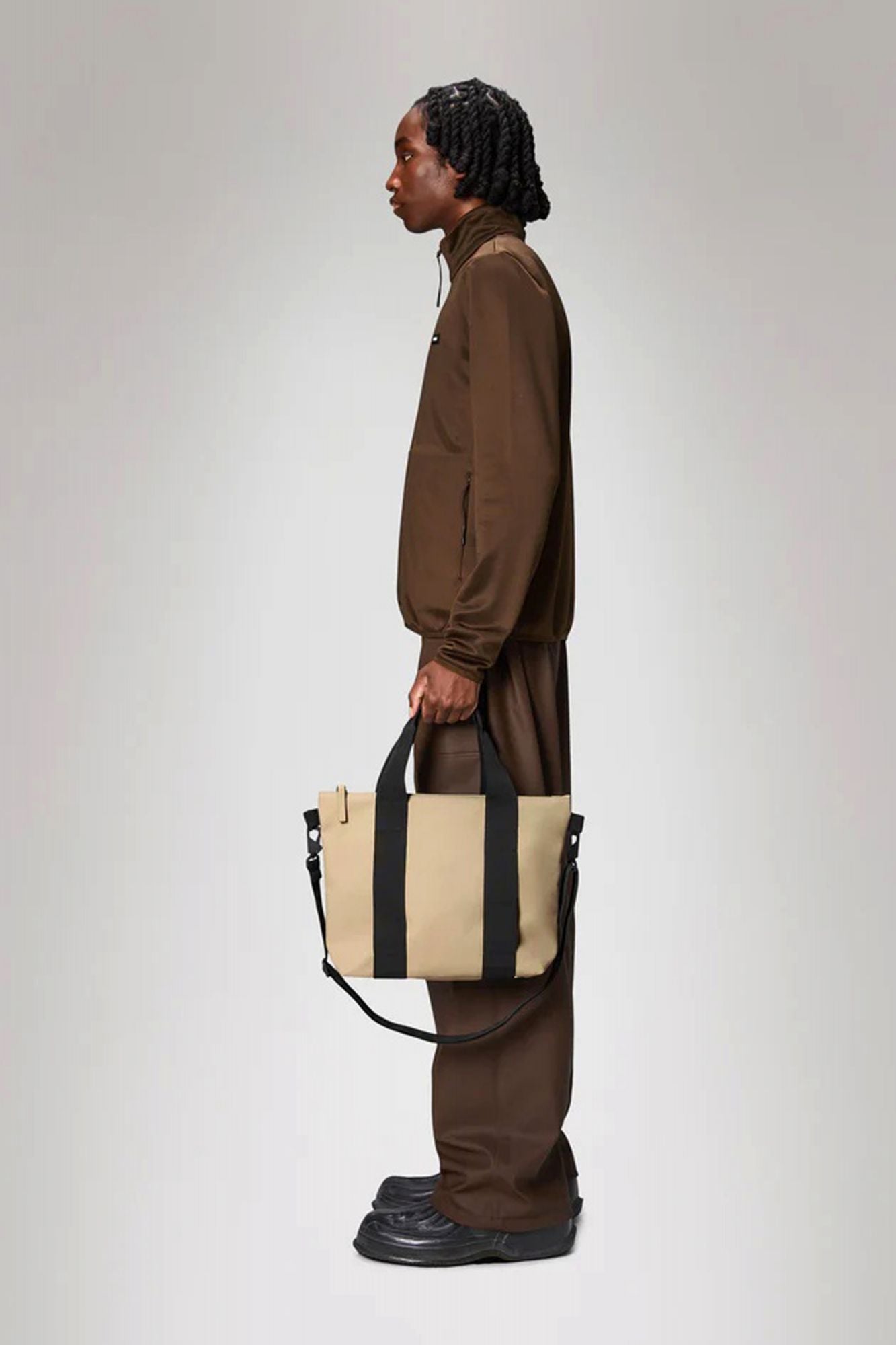 RAINS TOTE BAG MICRO en color BEIS (3)