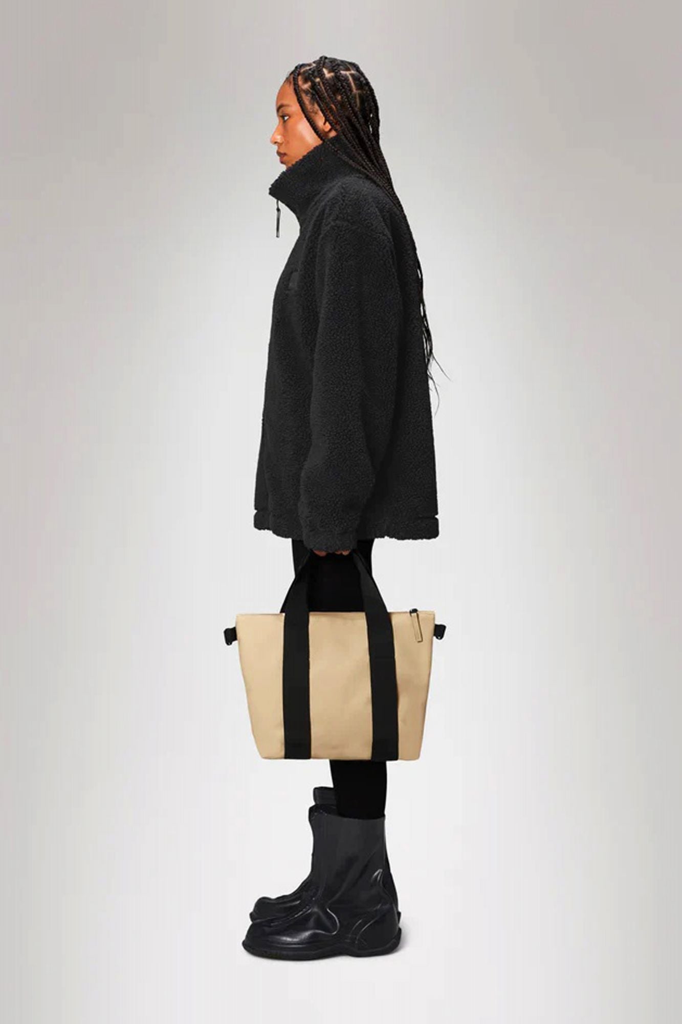 RAINS TOTE BAG MICRO en color BEIS (4)