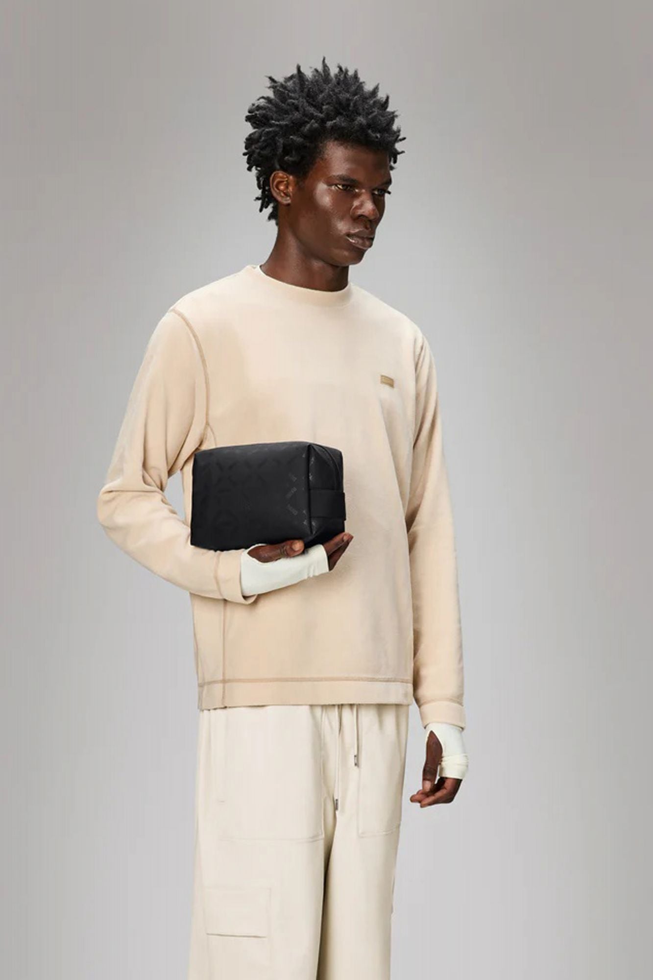 RAINS WASH BAG SMALL en color NEGRO (5)