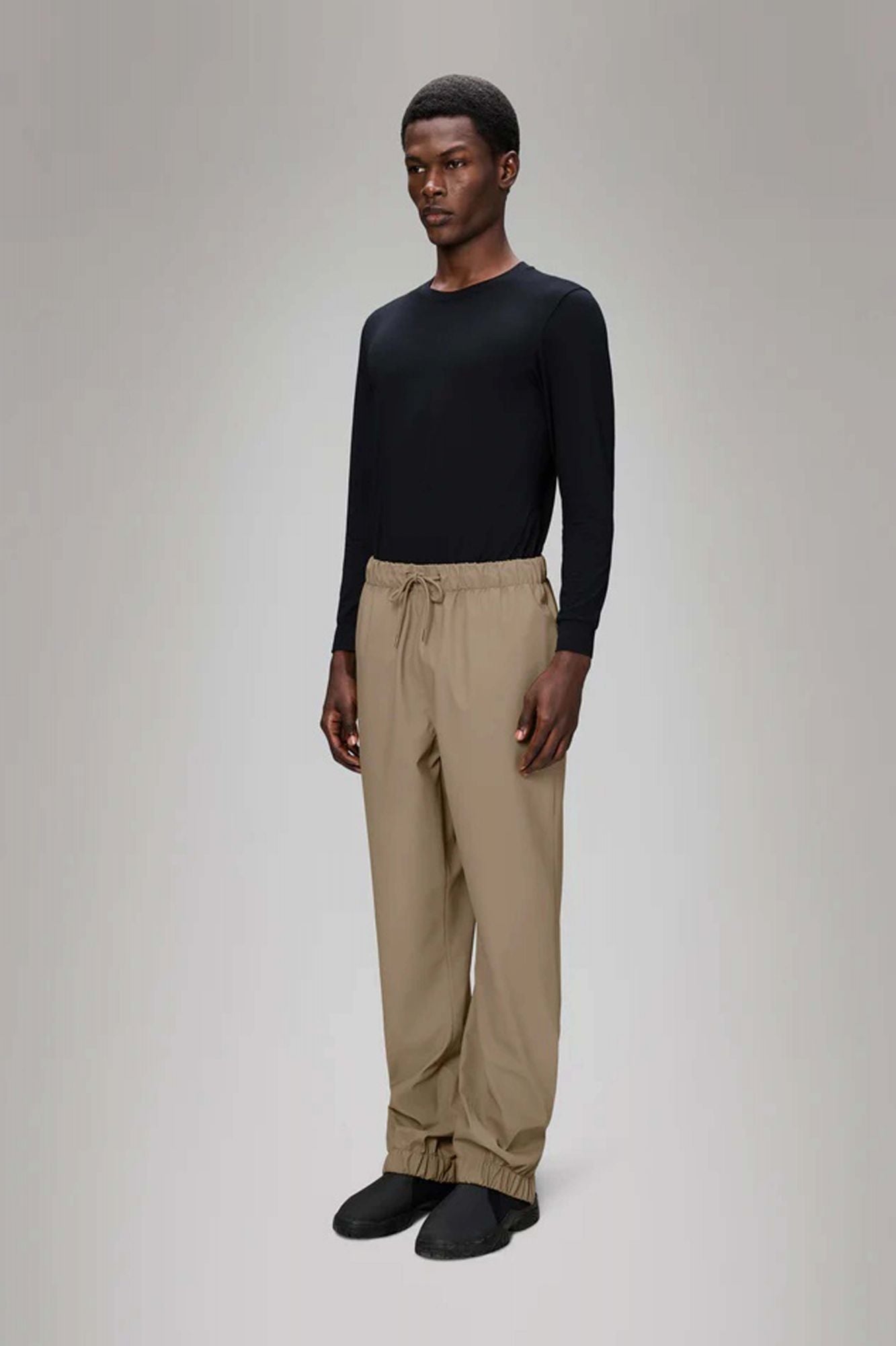 RAINS  RAIN PANTS REGULAR W3  en color BEIS (1)