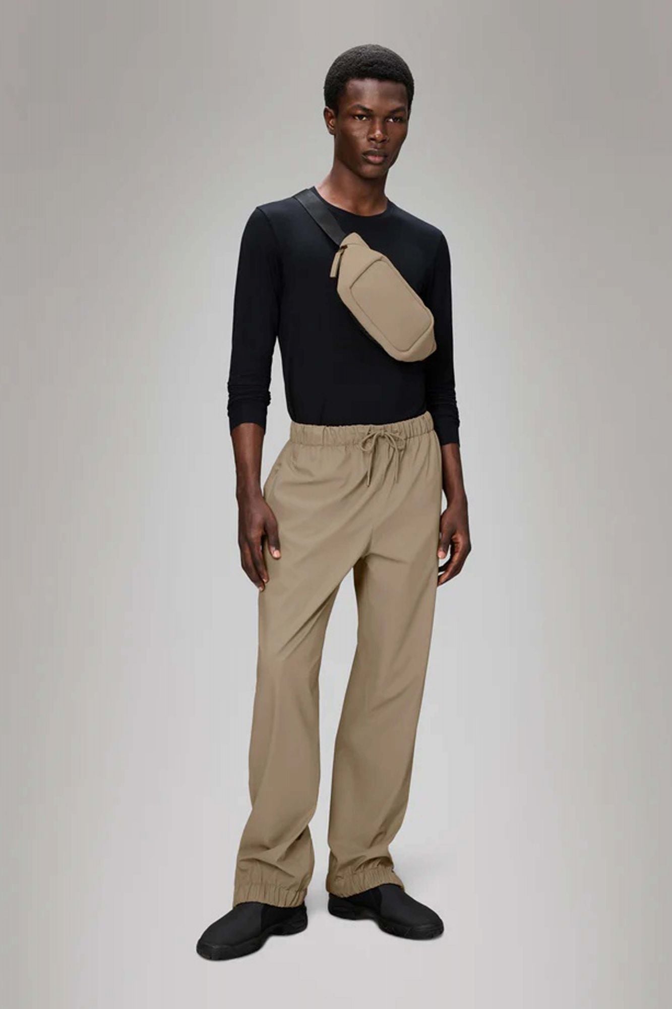 RAINS  RAIN PANTS REGULAR W3  en color BEIS (4)
