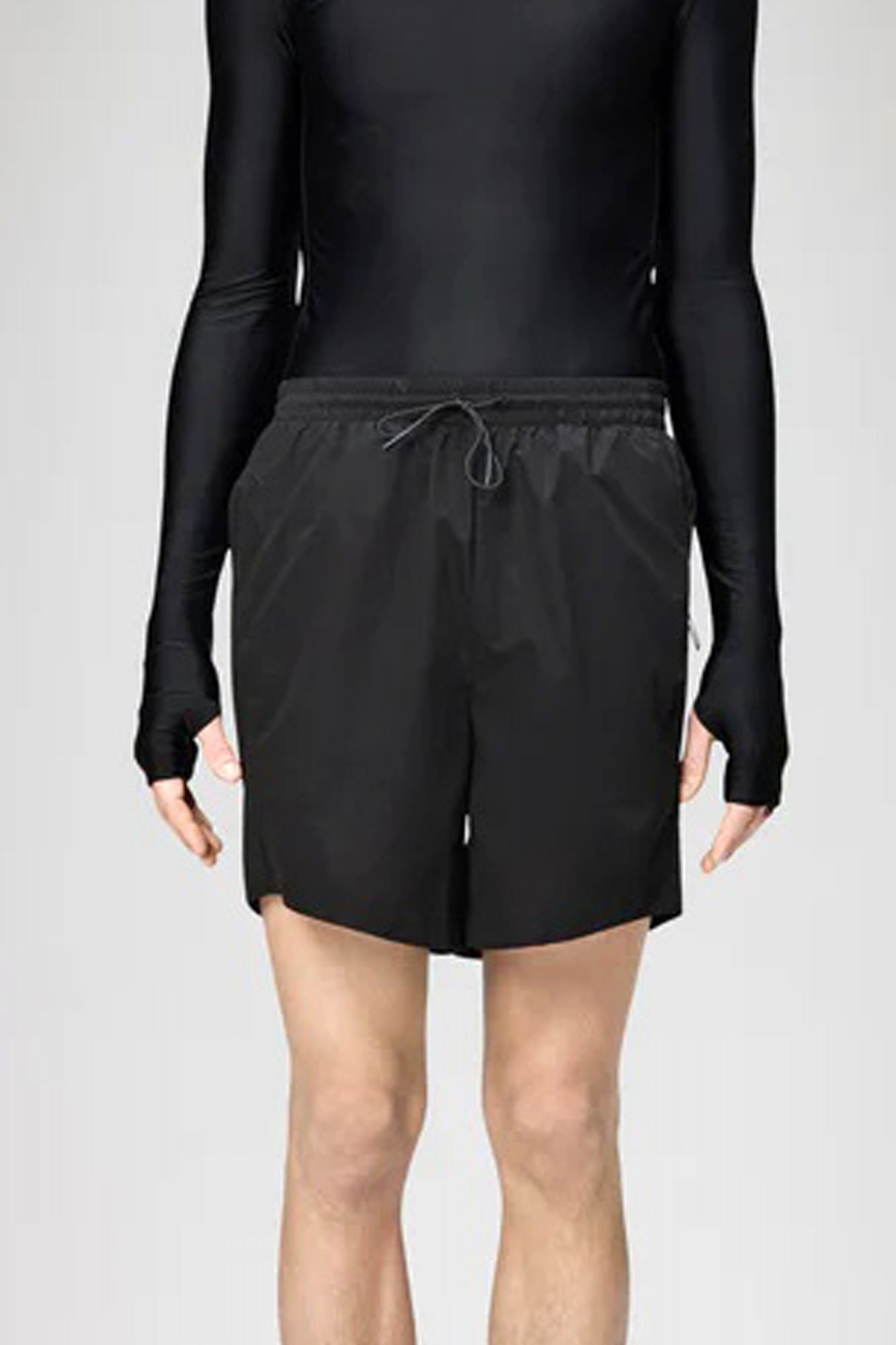 RAINS MITO SHORTS en color NEGRO (1)