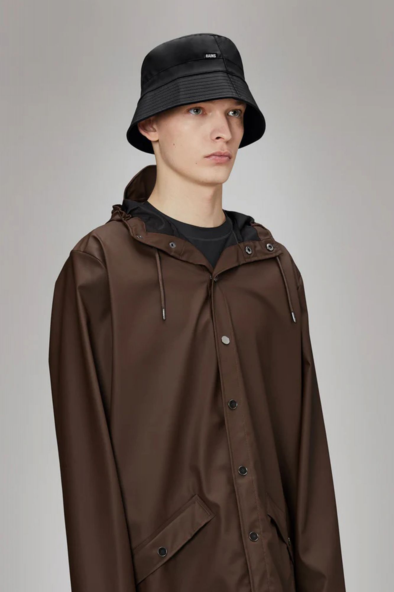 RAINS BUCKET HAT en color NEGRO (2)