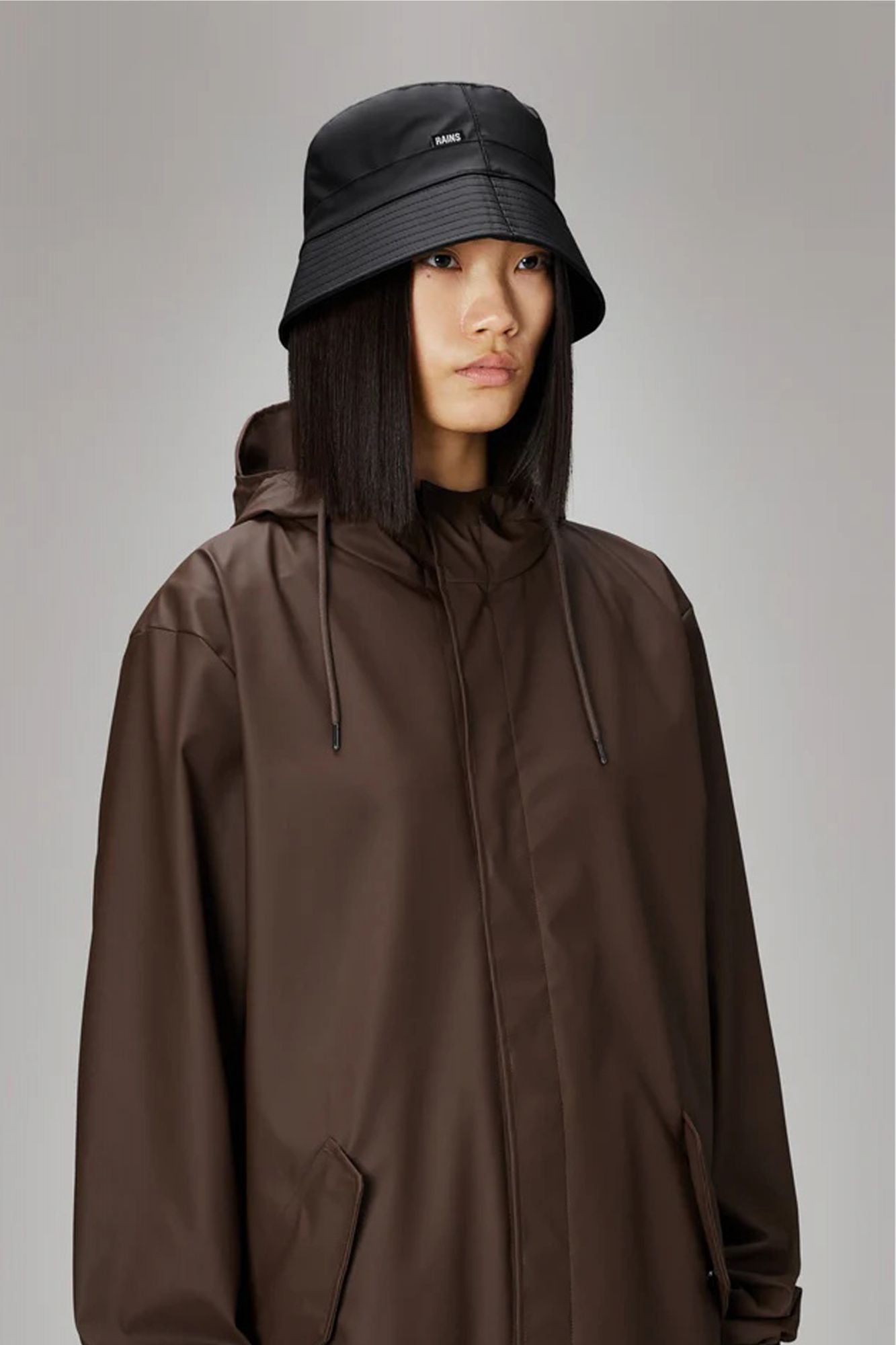 RAINS BUCKET HAT en color NEGRO (3)