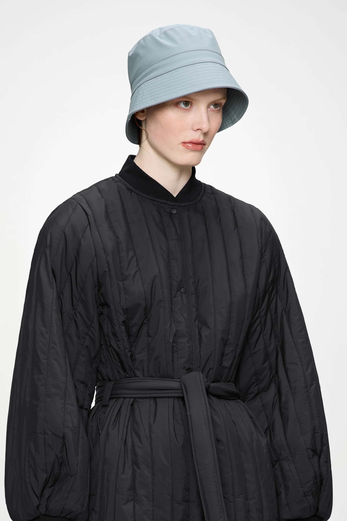 RAINS BUCKET HAT en color GRIS (1)