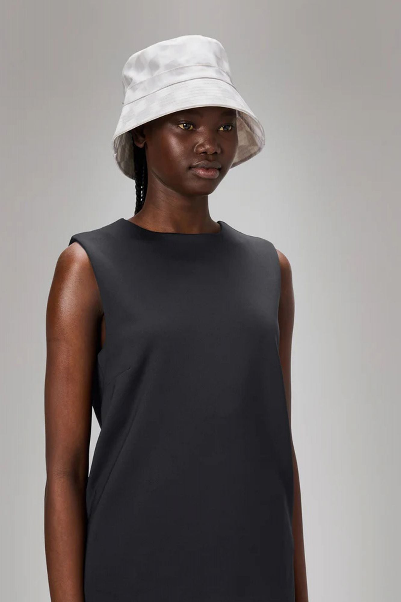 RAINS BUCKET HAT en color BLANCO (3)