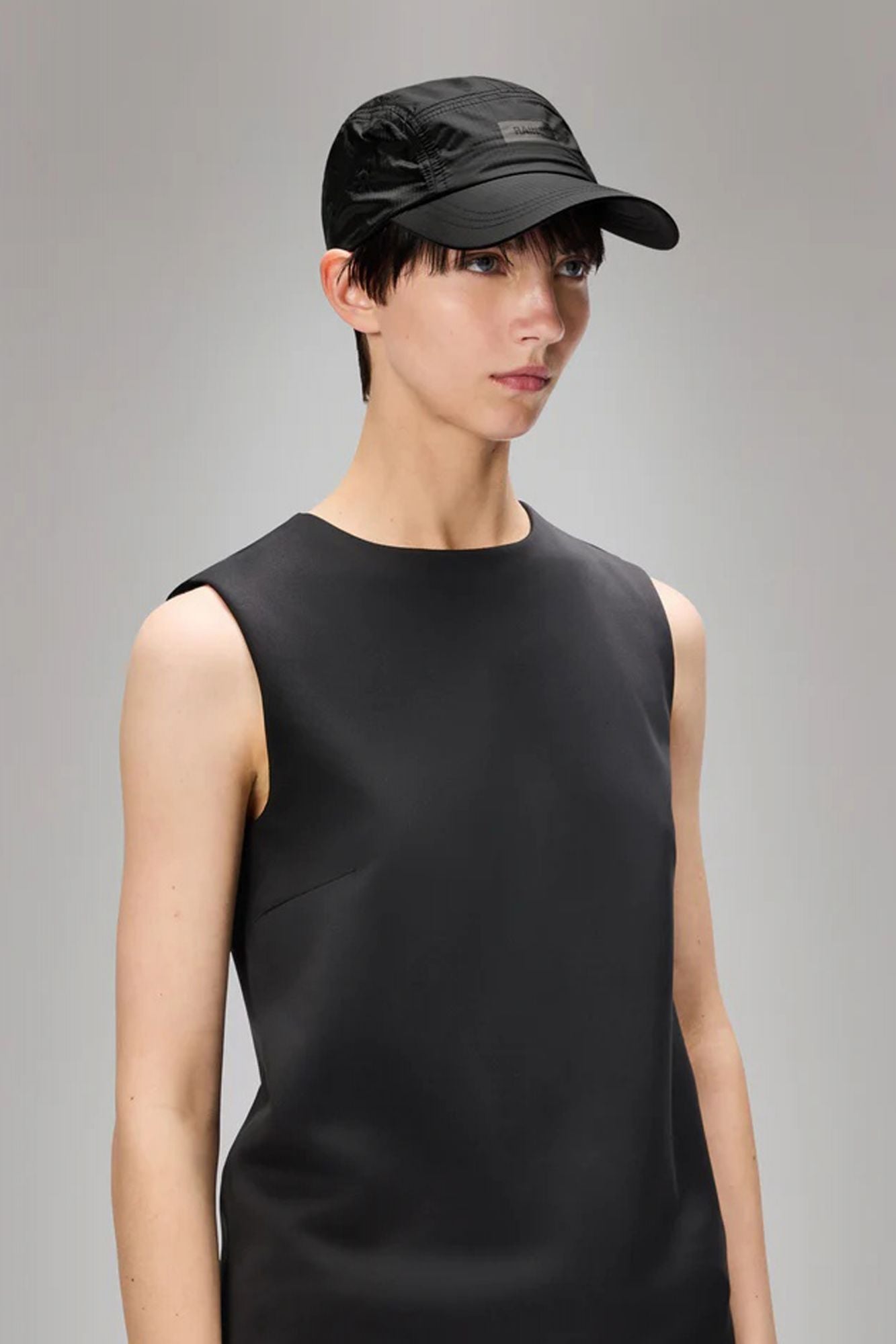 RAINS 5 PANEL RIPSTOP CAP en color NEGRO (3)