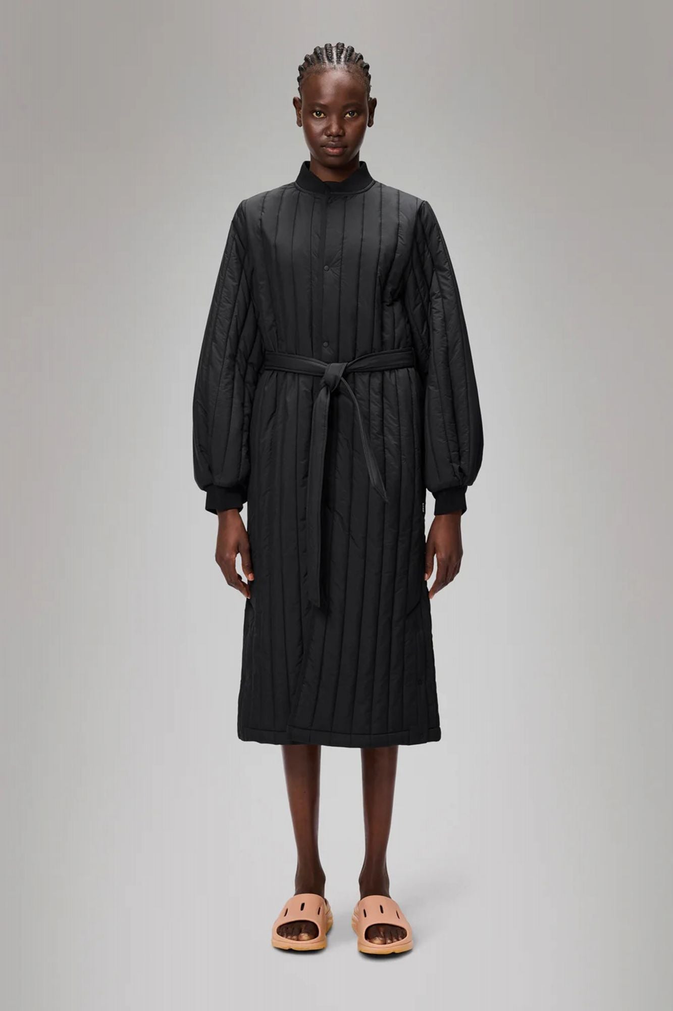 RAINS BANJA LINER W COAT T1 en color NEGRO (1)