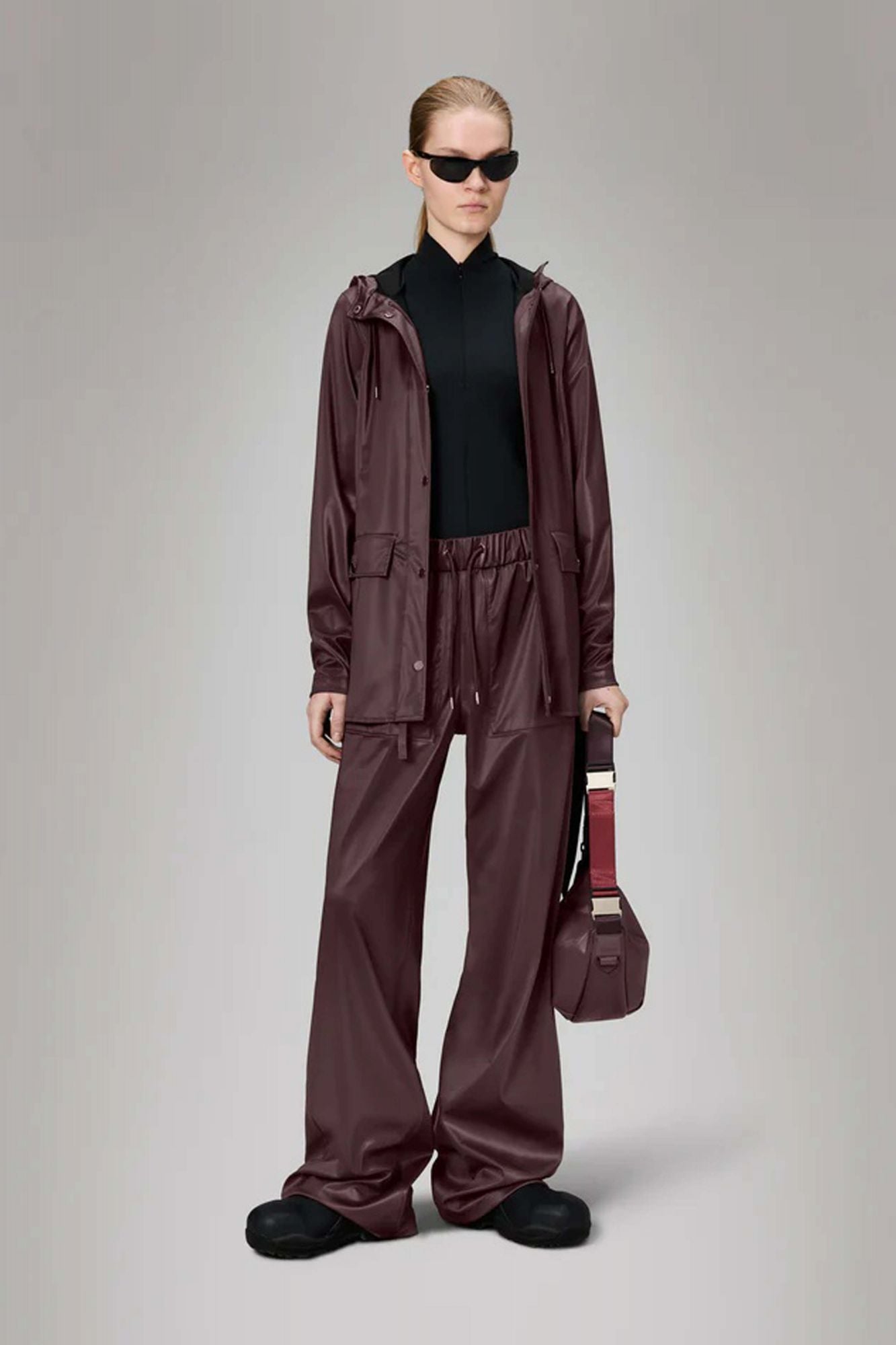 RAINS CURVE JACKET W3 en color BURDEOS (4)