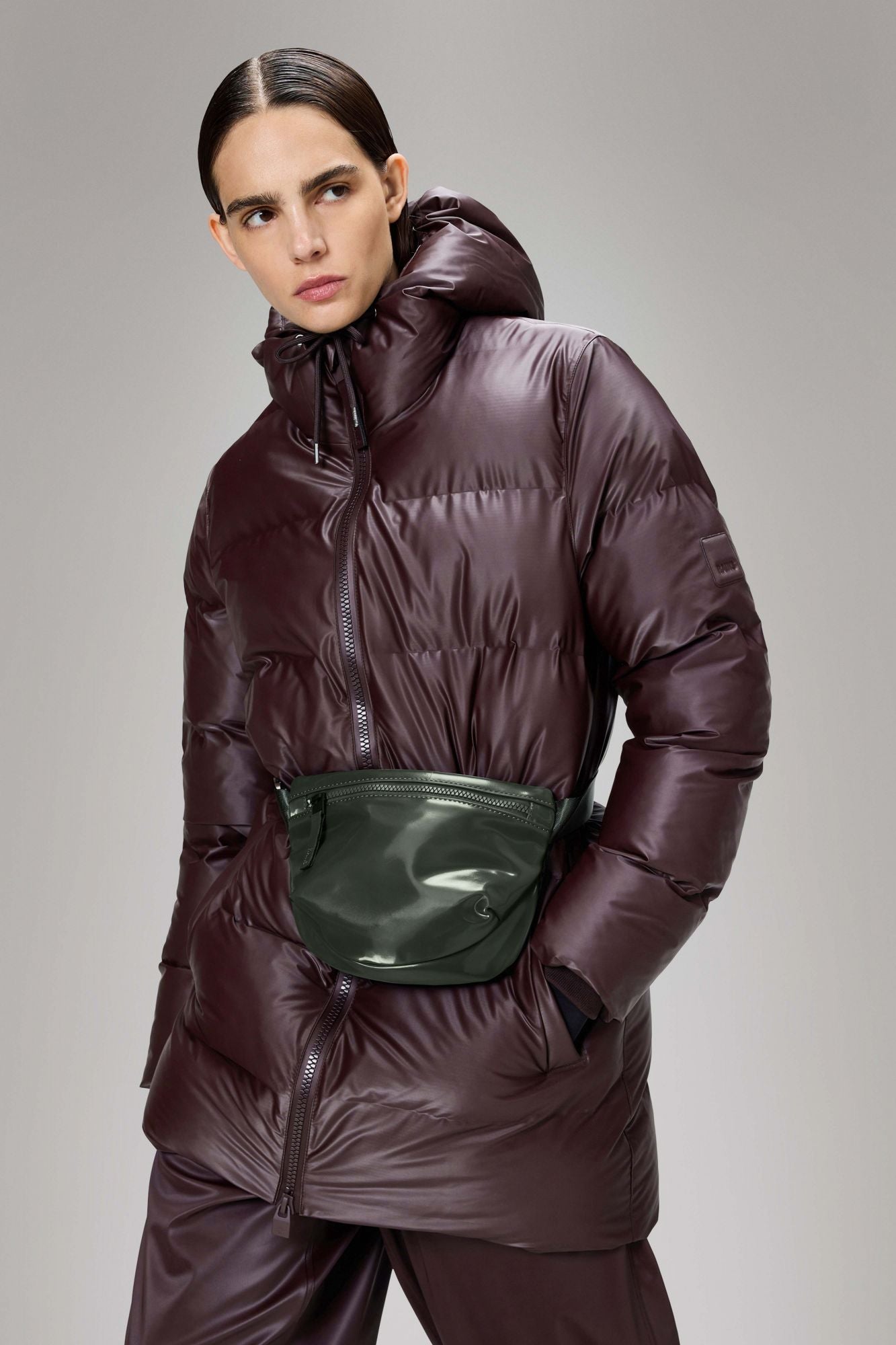 RAINS  VALERA BUM BAG MICRO  en color VERDE (4)
