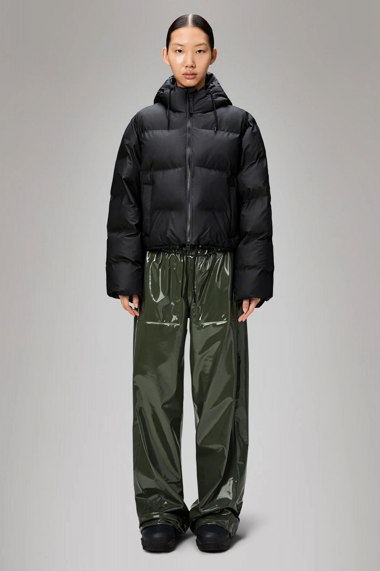 RAINS ALTA SHORT PUFFER JACKET W3T en color NEGRO (4)