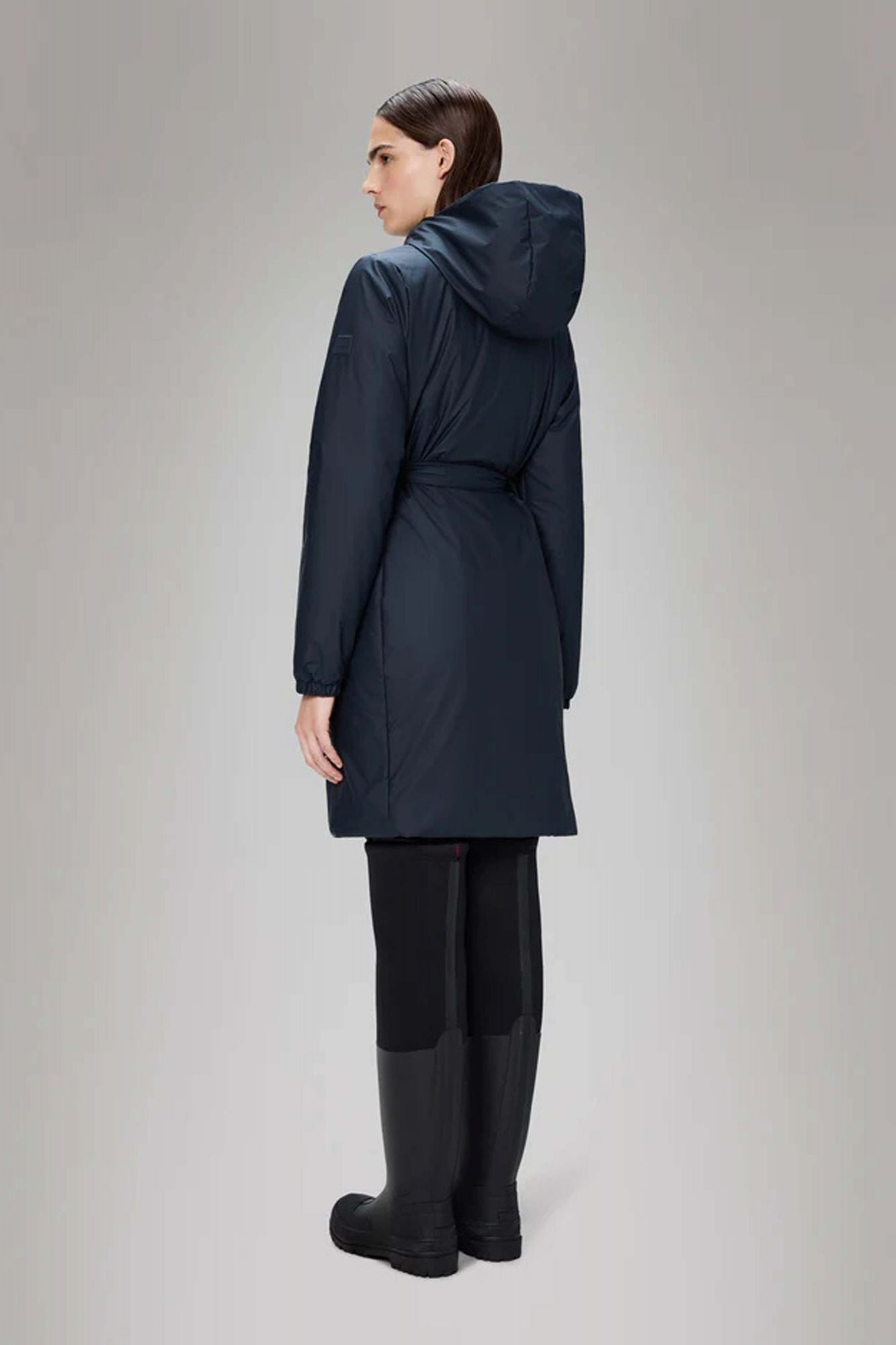 RAINS LOHJA LONG INSULATED CURVE J en color AZUL (3)