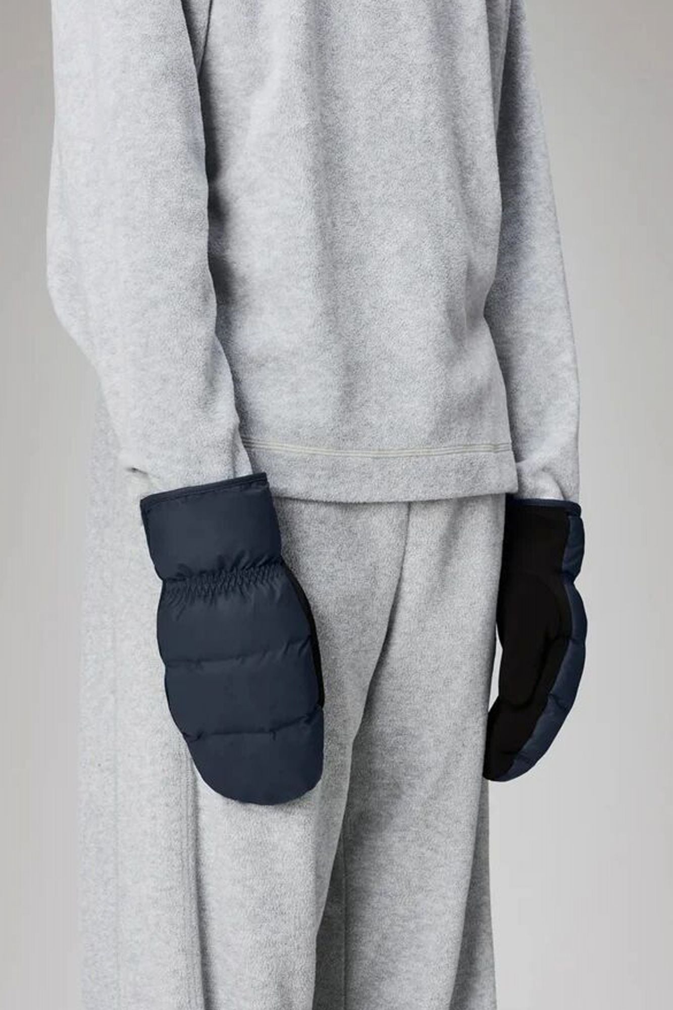 RAINS LOHJA PUFFER MITTENS W1T2 en color AZUL (2)