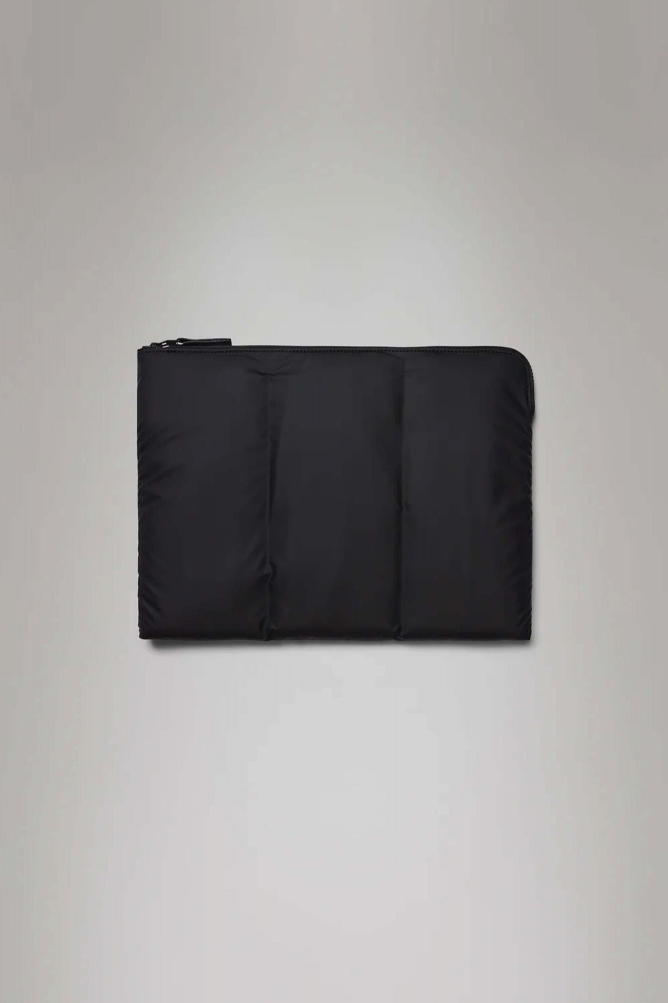 RAINS PUFFER LAPTOP COVER 15" 16" en color NEGRO (1)