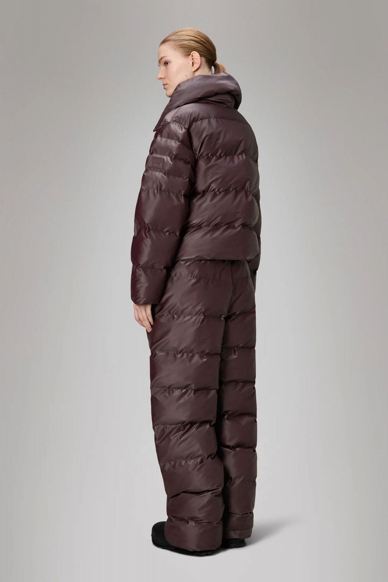 RAINS ALTA VISION SHORT PUFFER JACKET en color BURDEOS (3)