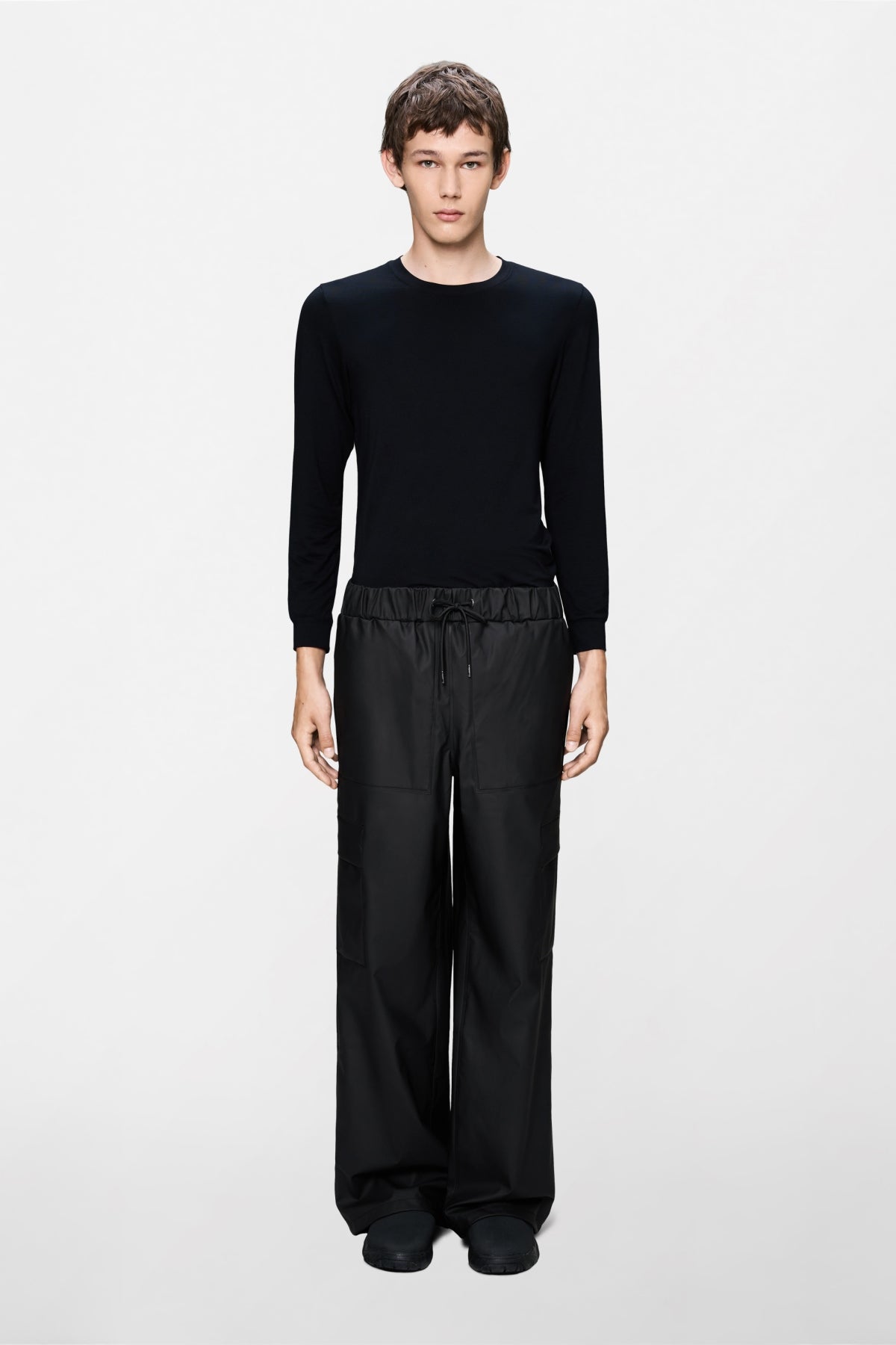 RAINS CARGO RAIN PANTS WIDE W3 en color NEGRO (1)