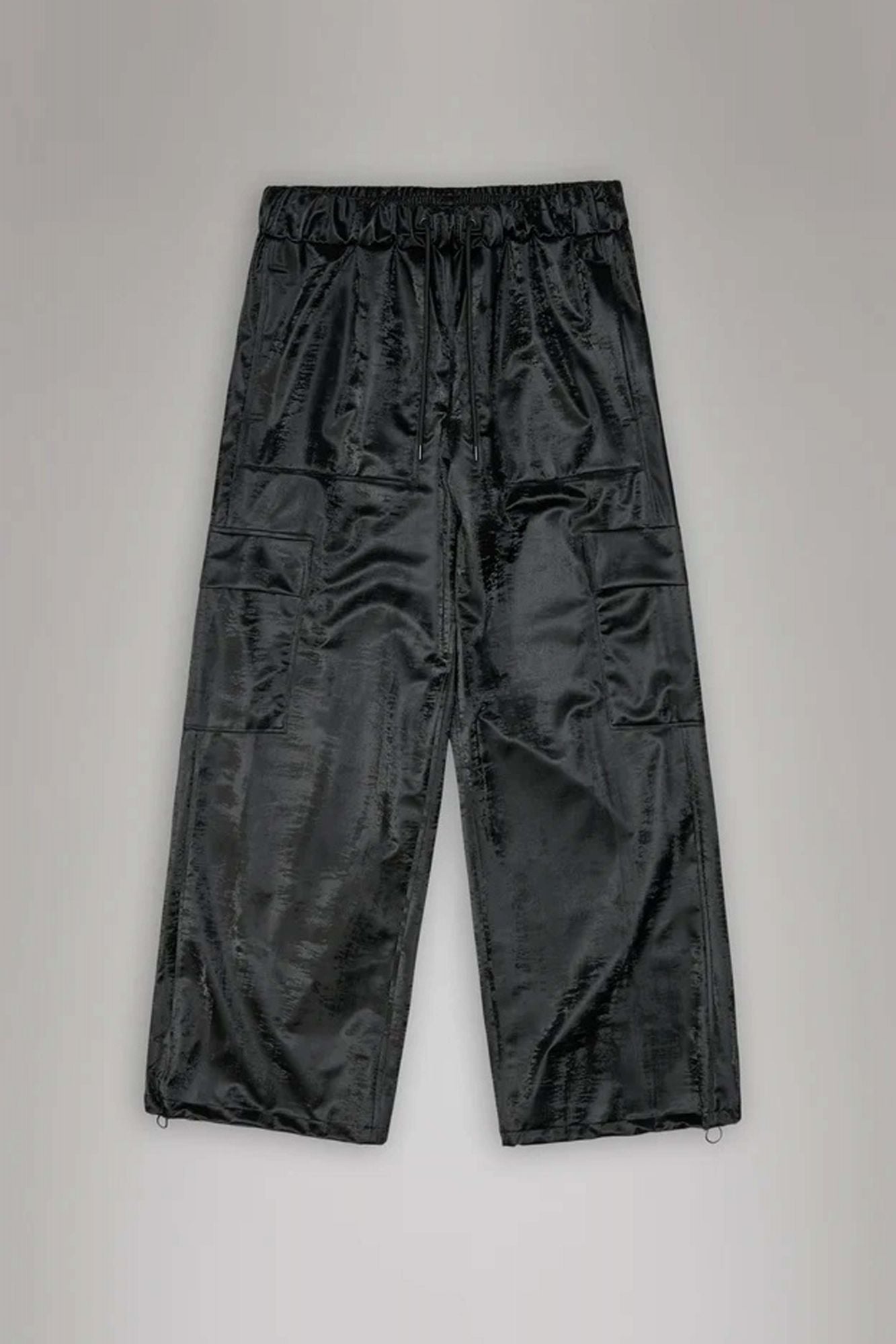 RAINS CARGO RAIN PANTS WIDE en color NEGRO (2)