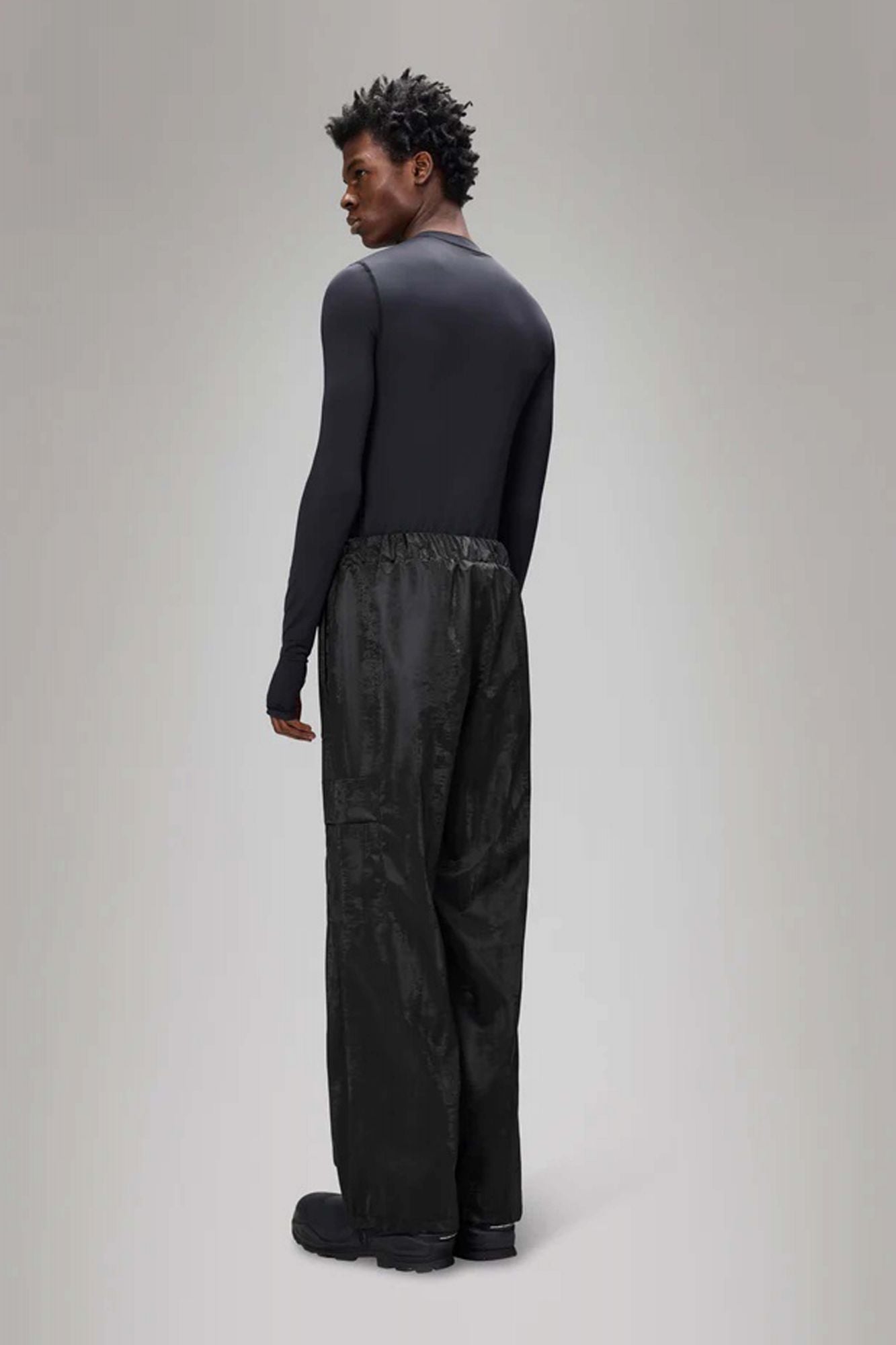 RAINS CARGO RAIN PANTS WIDE en color NEGRO (3)