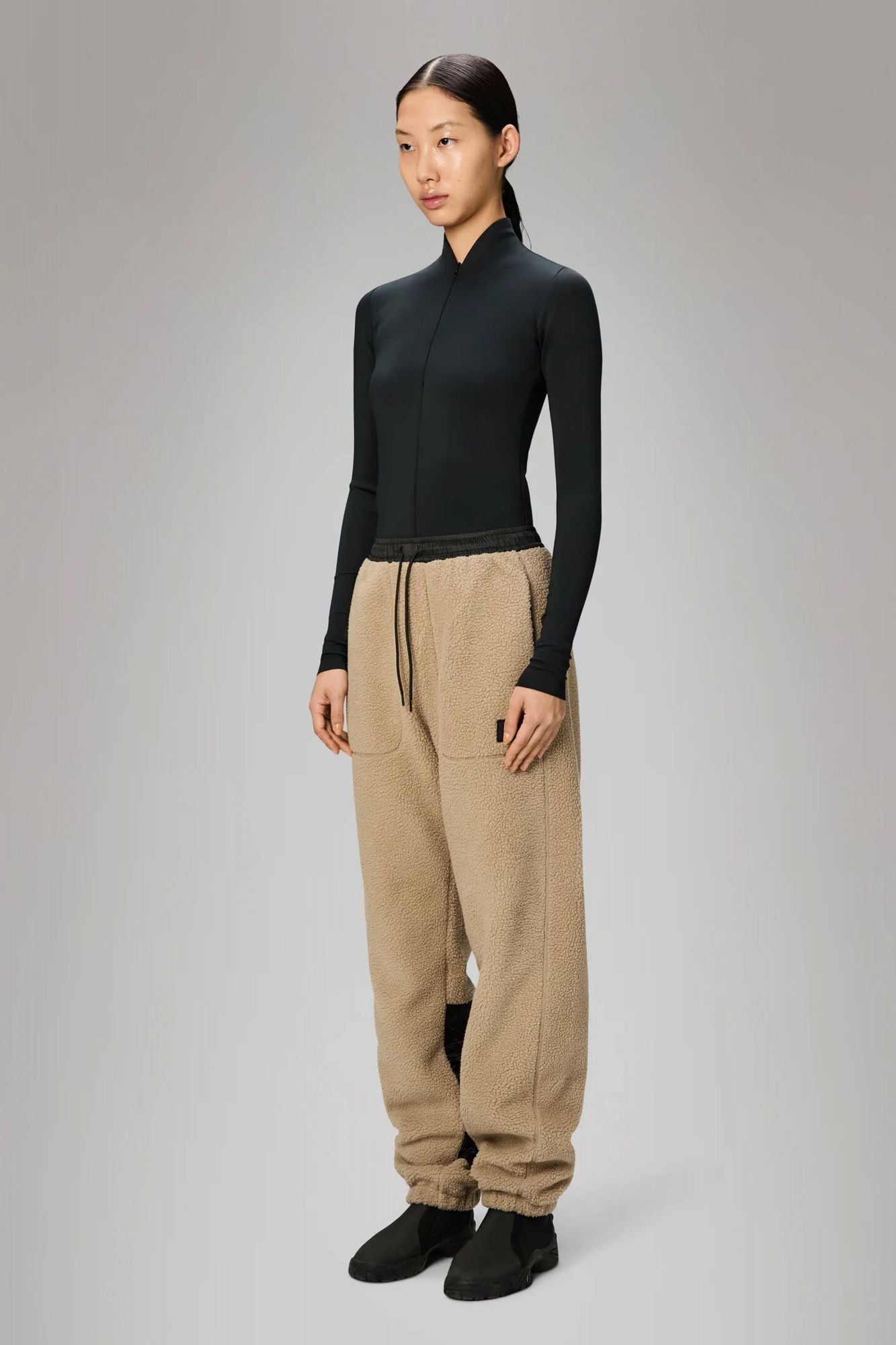 RAINS  YERMO FLEECE PANTS REGULAR  en color BEIS (4)