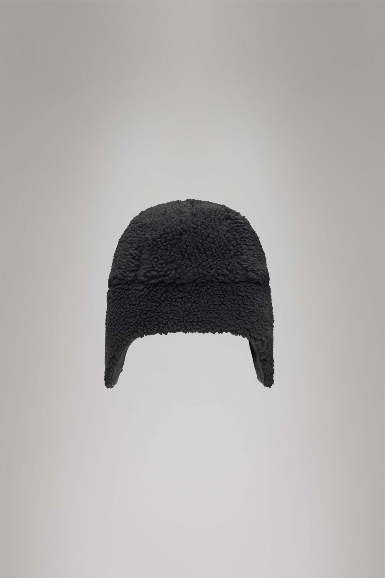 RAINS  FLEECE TRAPPER HAT W2T3  en color NEGRO (2)