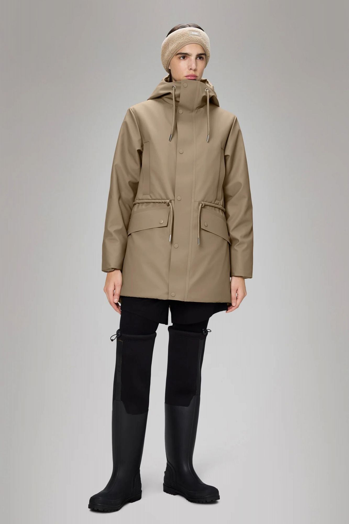 RAINS NOME SHORT W PARKA W3T3 en color BEIS (4)