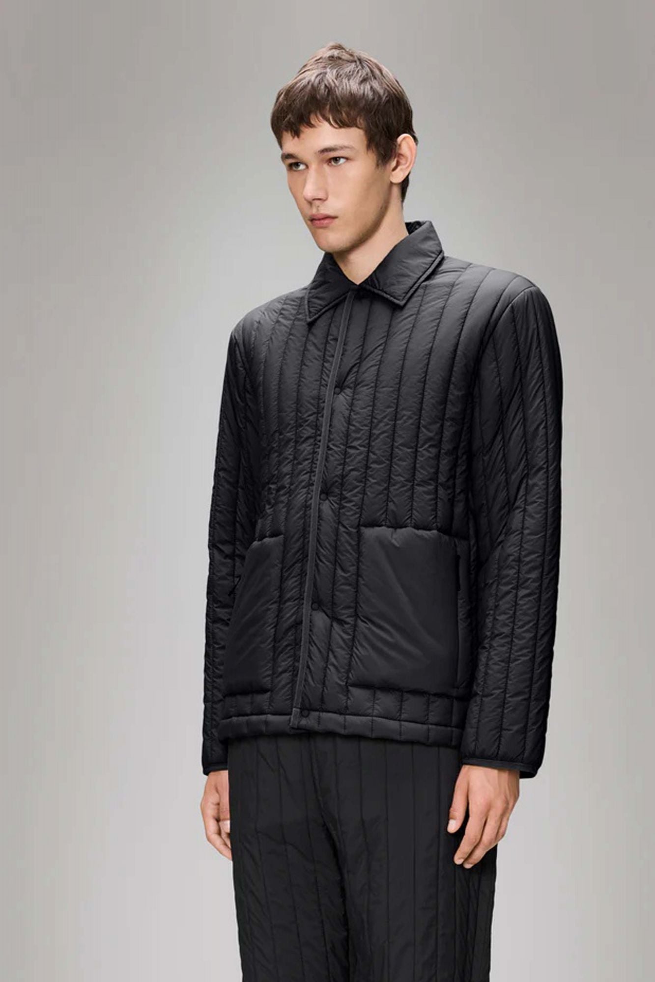 RAINS BANJA LINER OVERSHIRT T1 en color NEGRO (1)