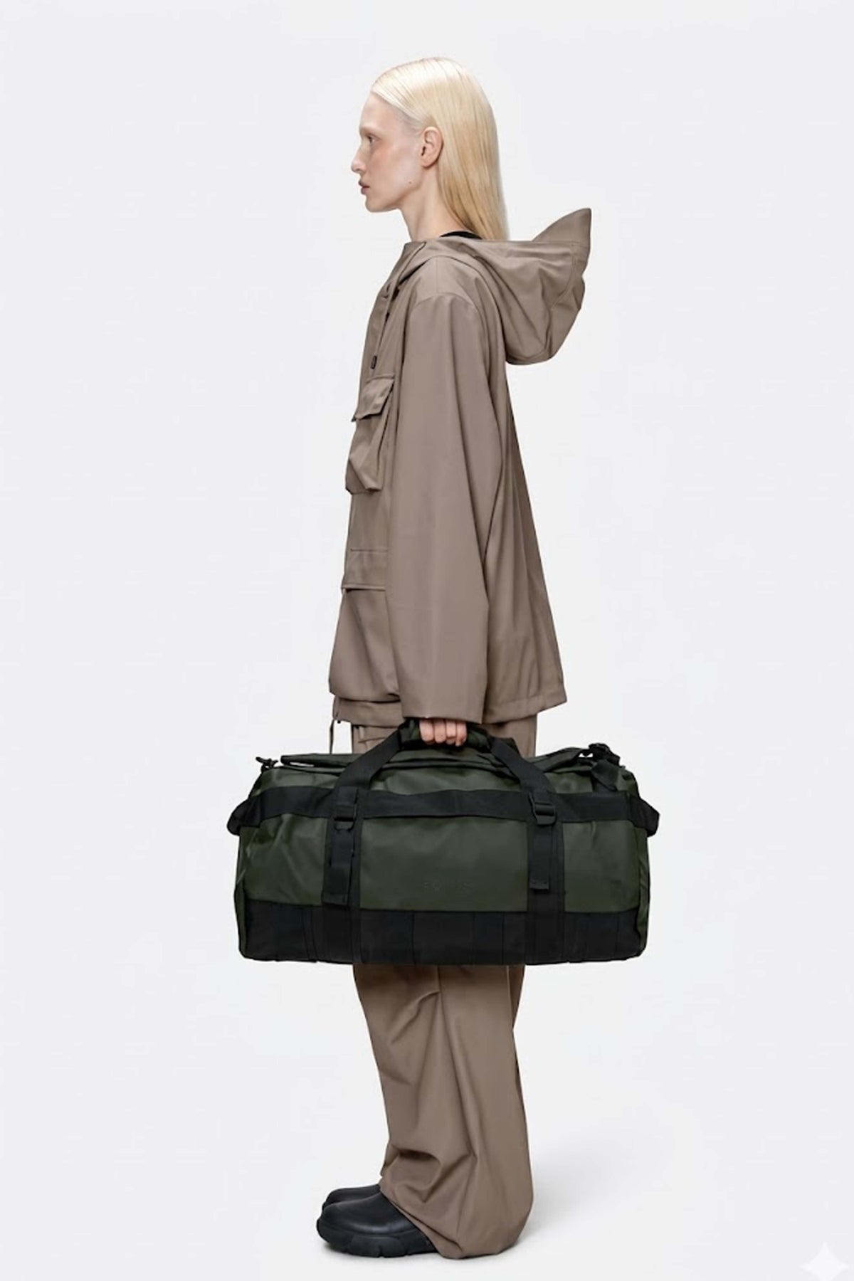 RAINS TEXEL DUFFEL BAG SMALL W3 en color VERDE (1)