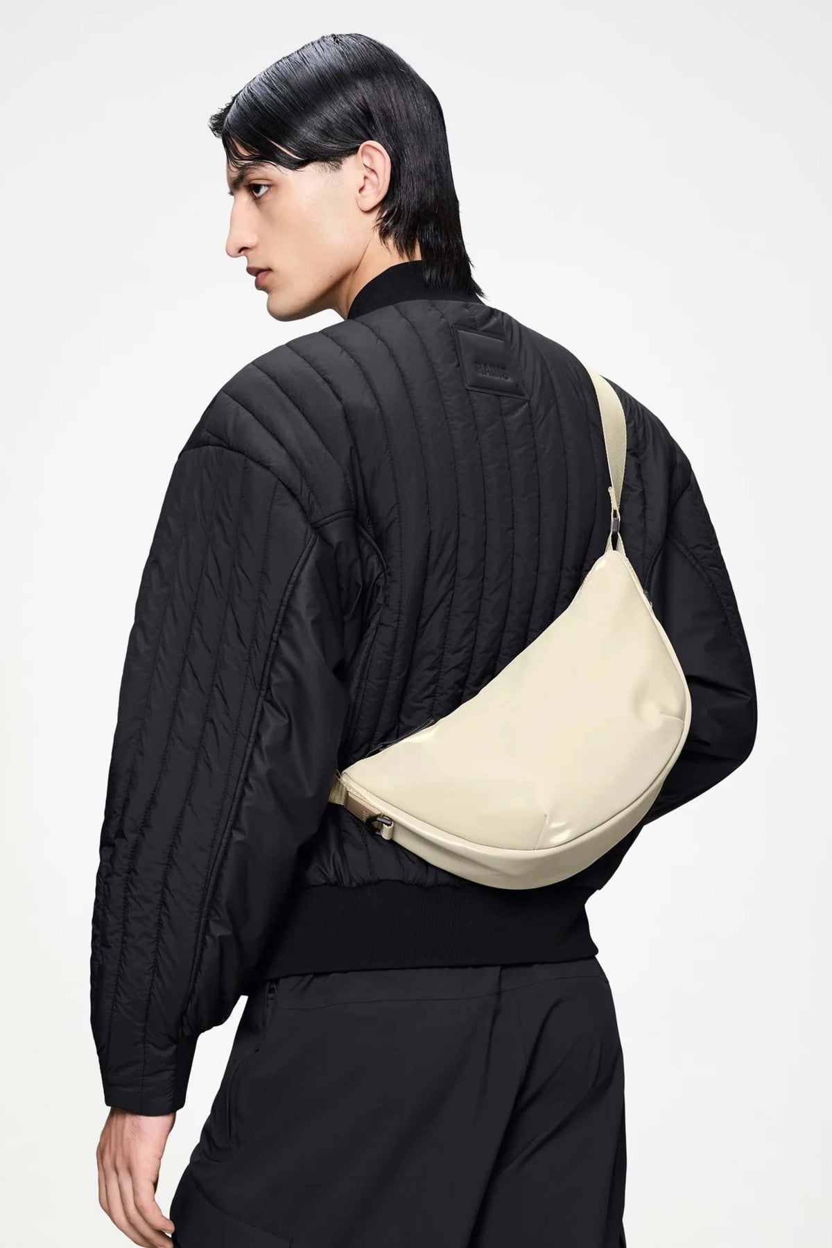 RAINS SHOULDER BAG W3 en color BEIS (1)