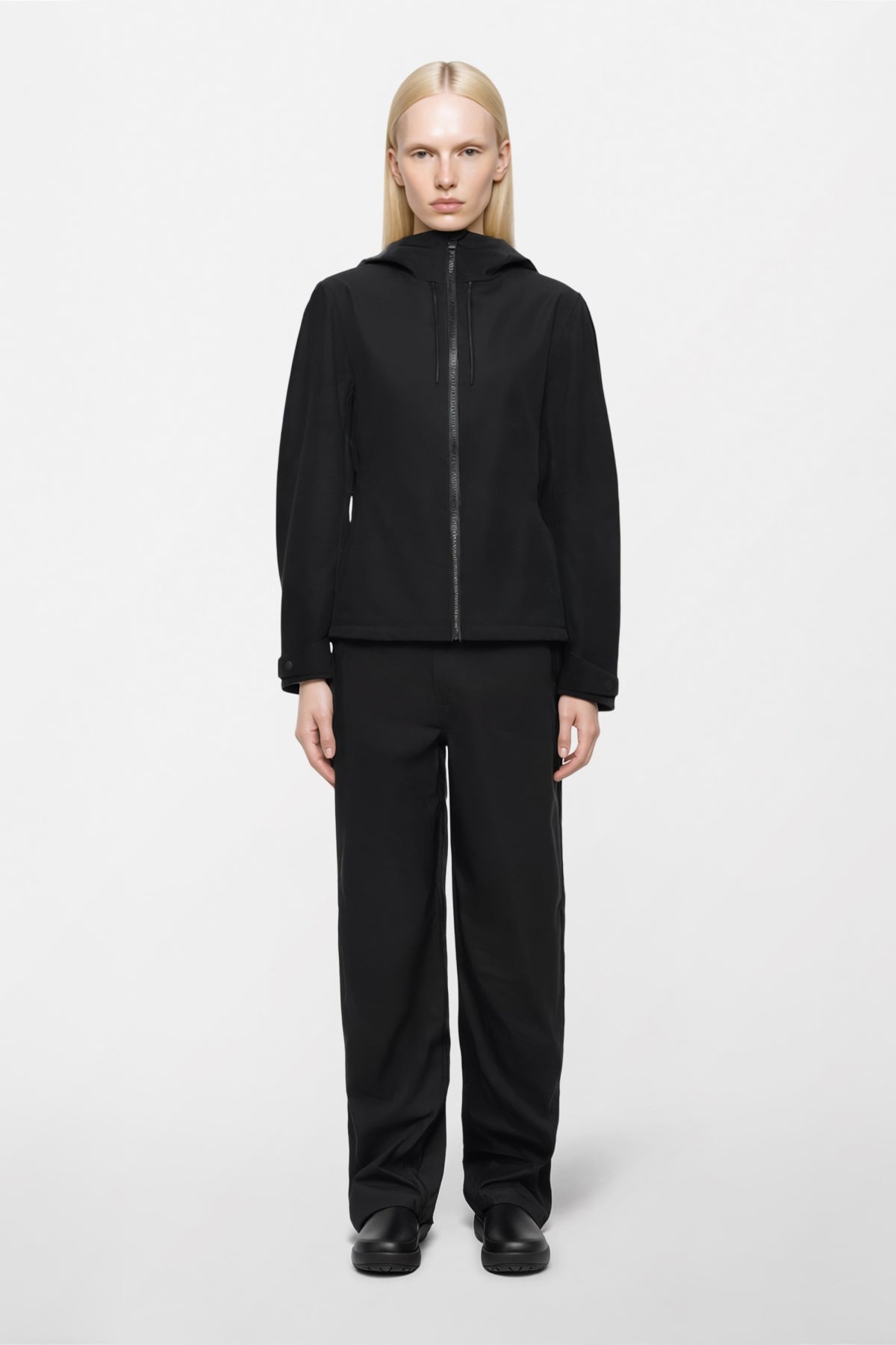 RAINS 12570R SUVA SOFTSHELL JACKET W3T1 en color NEGRO (1)