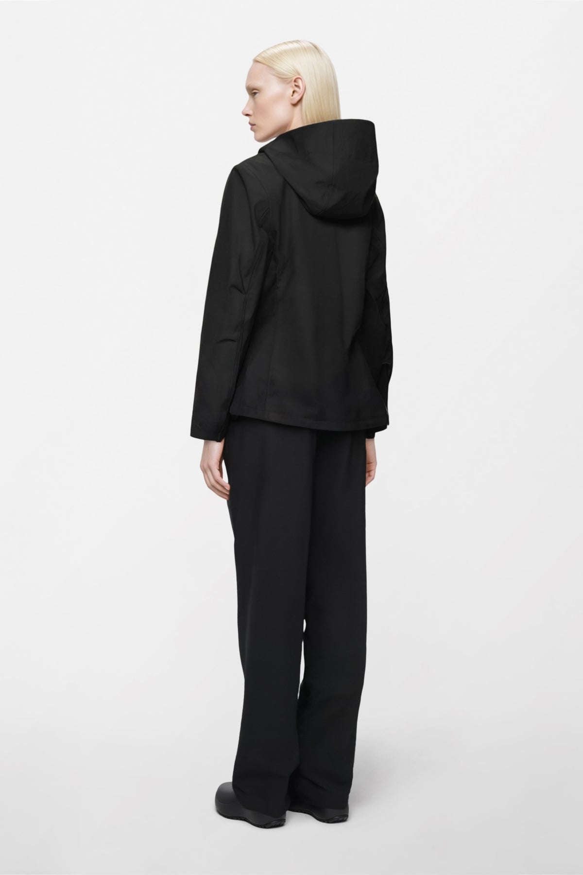 RAINS 12570R SUVA SOFTSHELL JACKET W3T1 en color NEGRO (2)