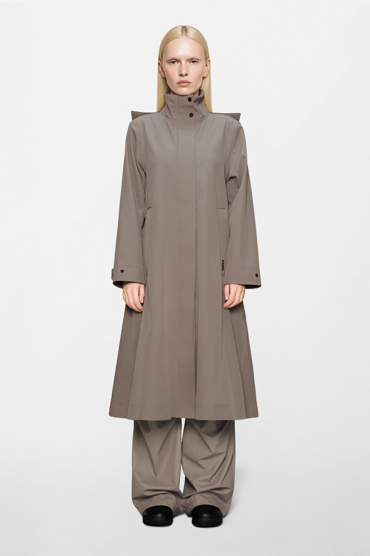 RAINS 12590R SUVA SOFTSHELL LINE JACKET W en color BEIS (1)