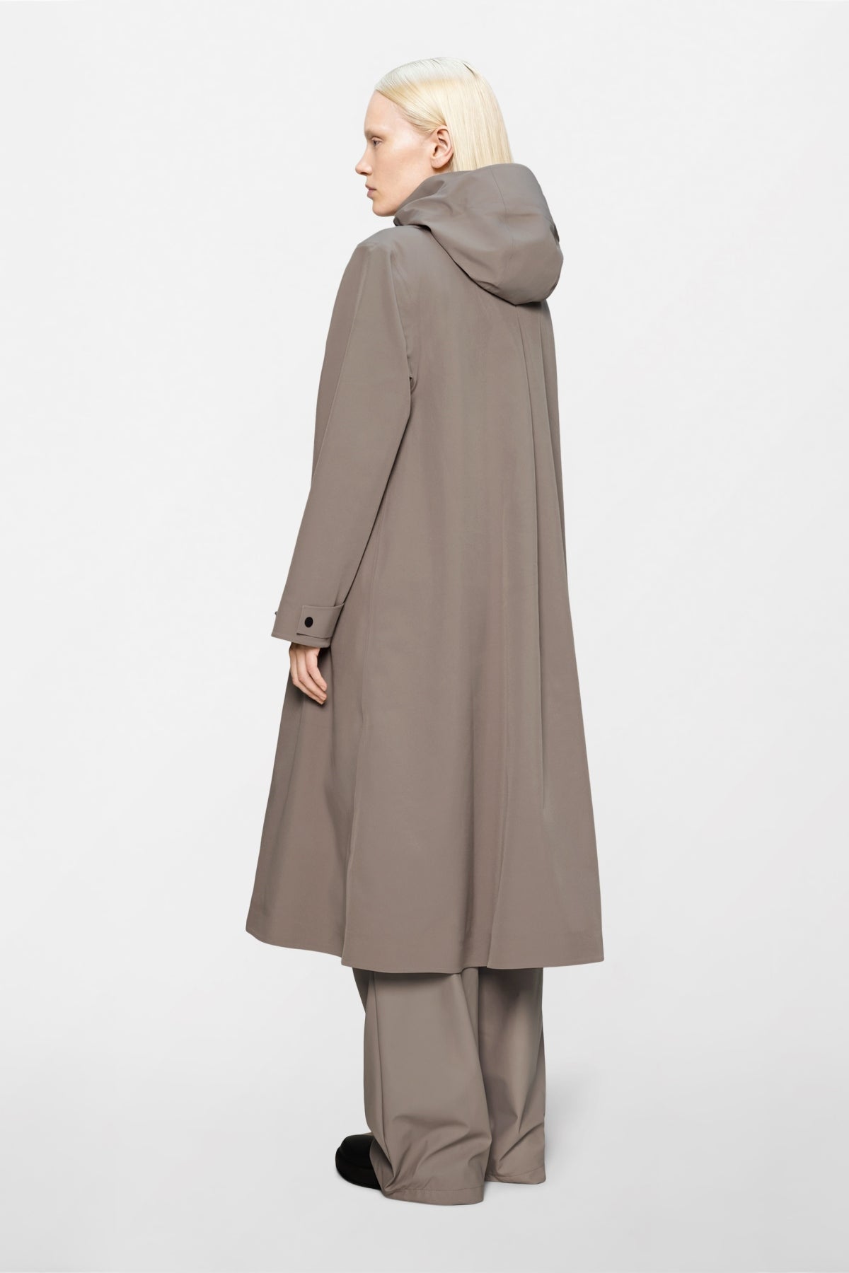 RAINS 12590R SUVA SOFTSHELL LINE JACKET W en color BEIS (2)