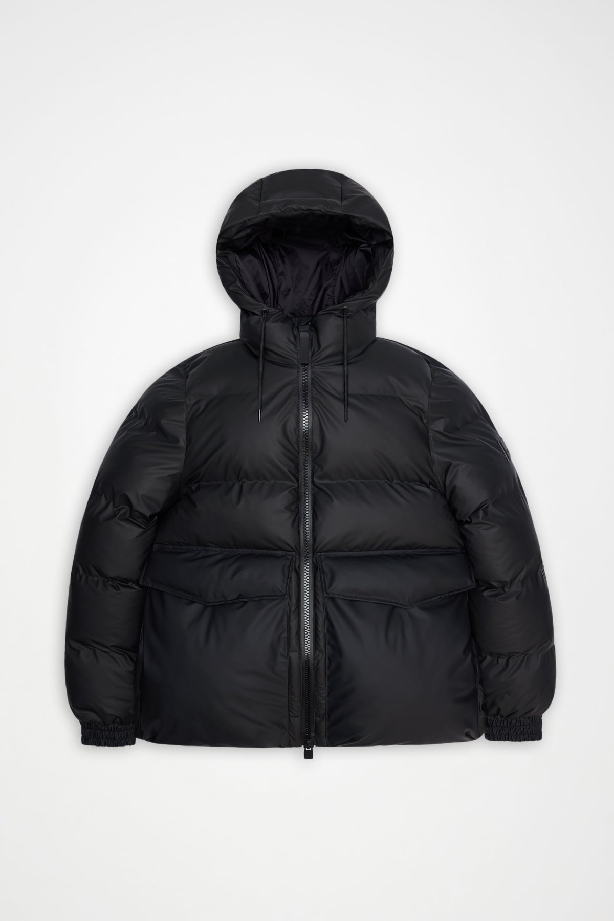RAINS ALTA LINE PUFFER JACKET W3T3 en color NEGRO (3)