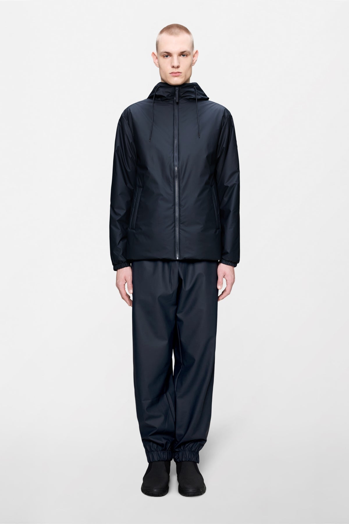 RAINS LOHJA INSULATED JACKET en color AZUL (1)