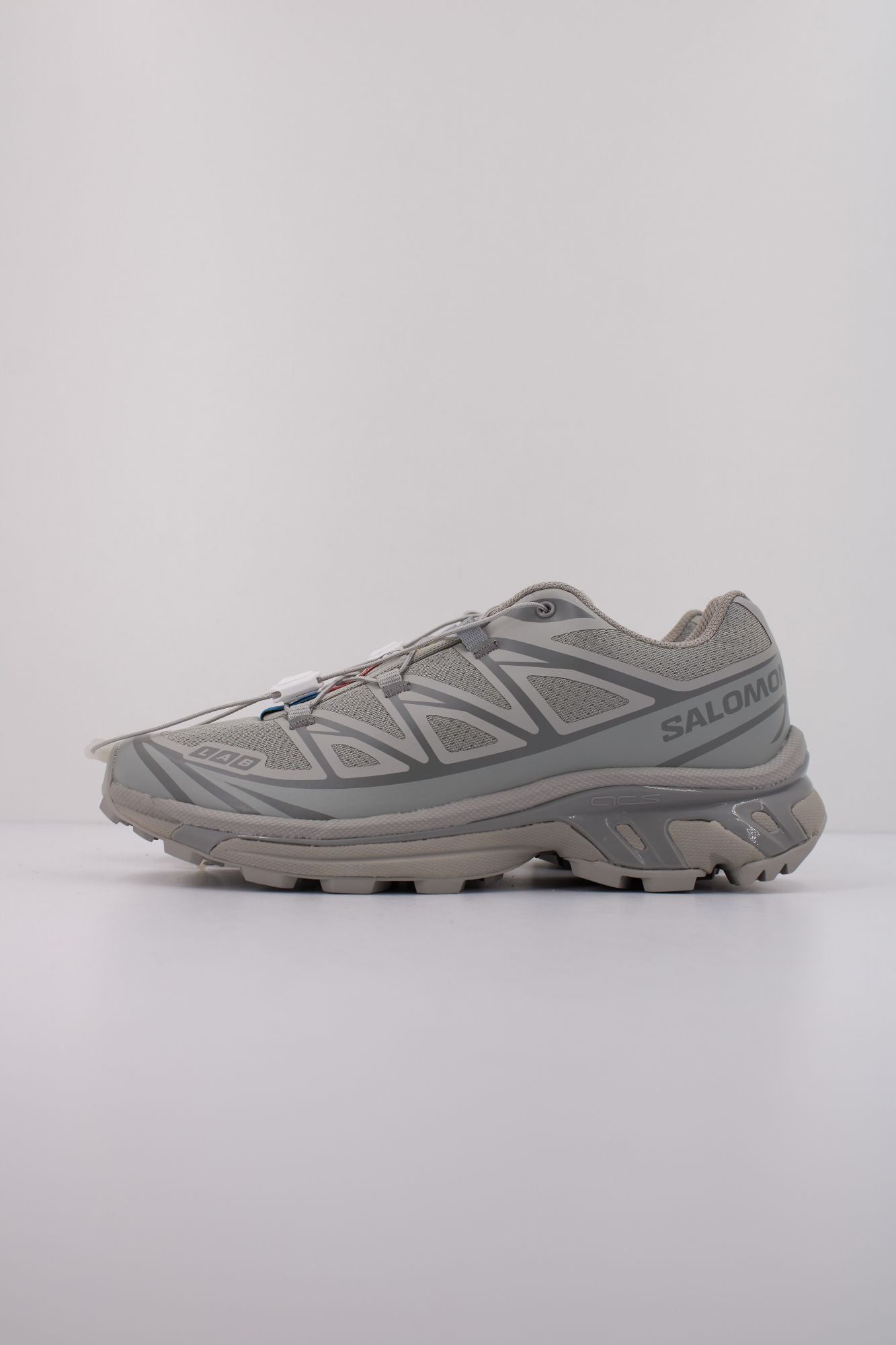 SALOMON BAJO XT 6 en color GRIS (1)