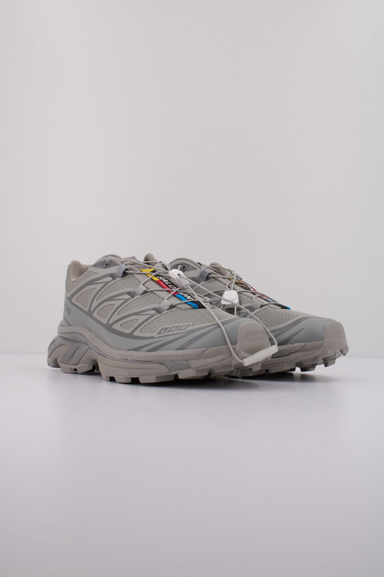 SALOMON BAJO XT 6 en color GRIS (2)
