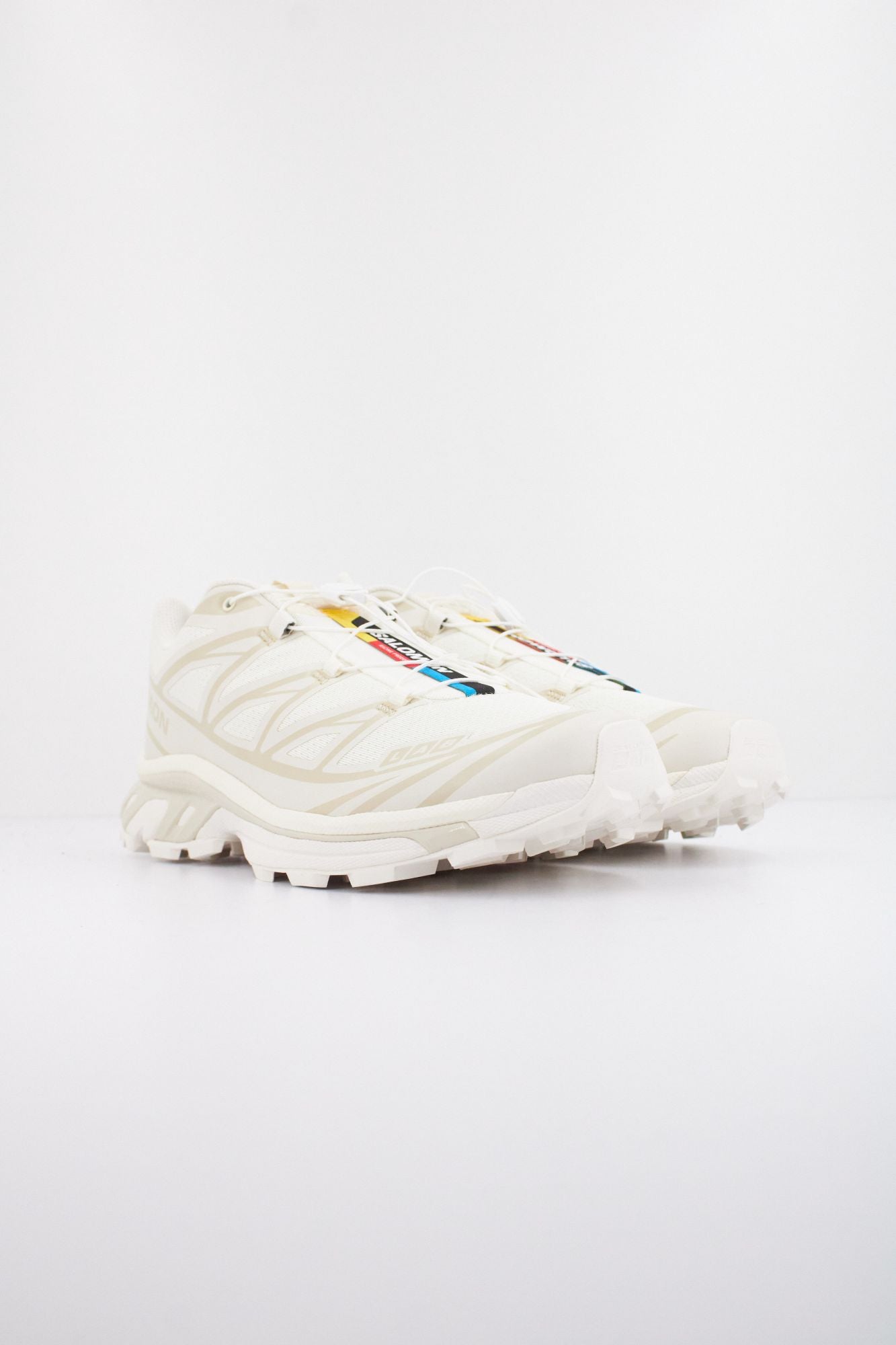 SALOMON  BAJO XT 6  en color BLANCO (2)