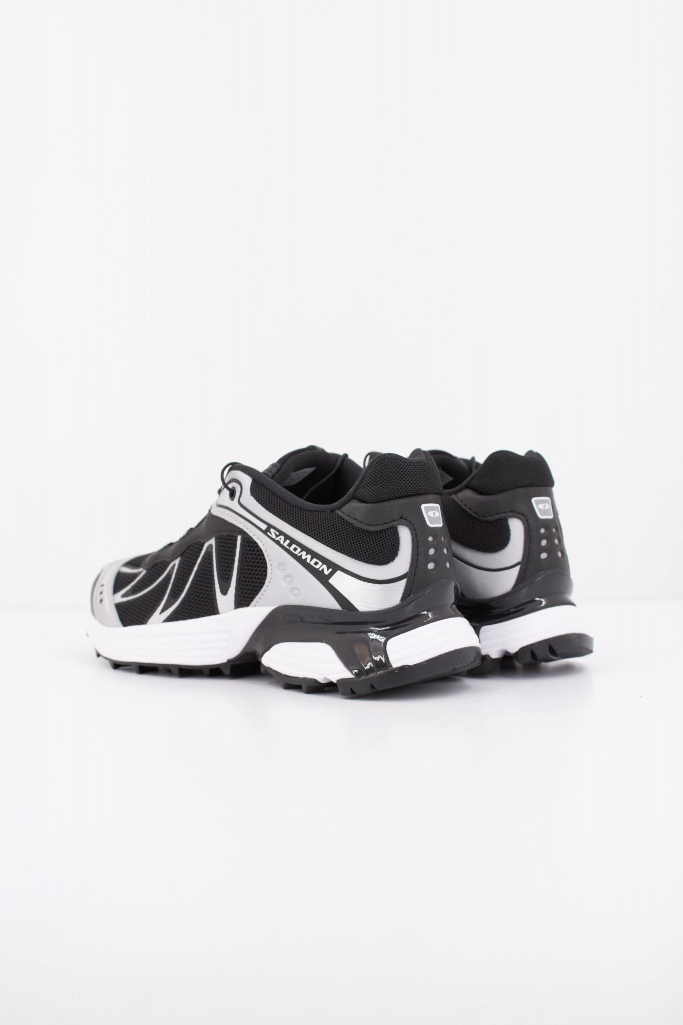 SALOMON XT WHISPER en color NEGRO (3)