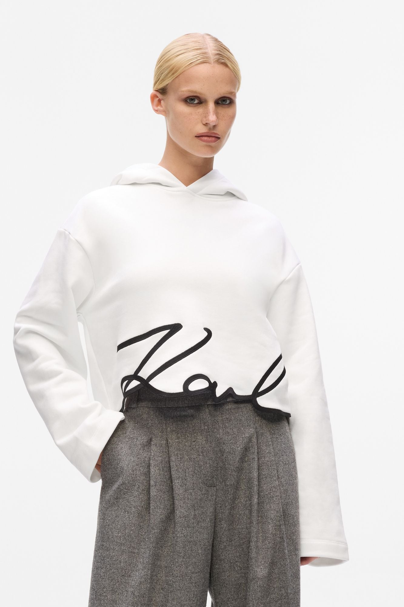 KARL LAGERFELD JEANS  KARL SIGNATURE HEM HOODIE  en color BLANCO (1)