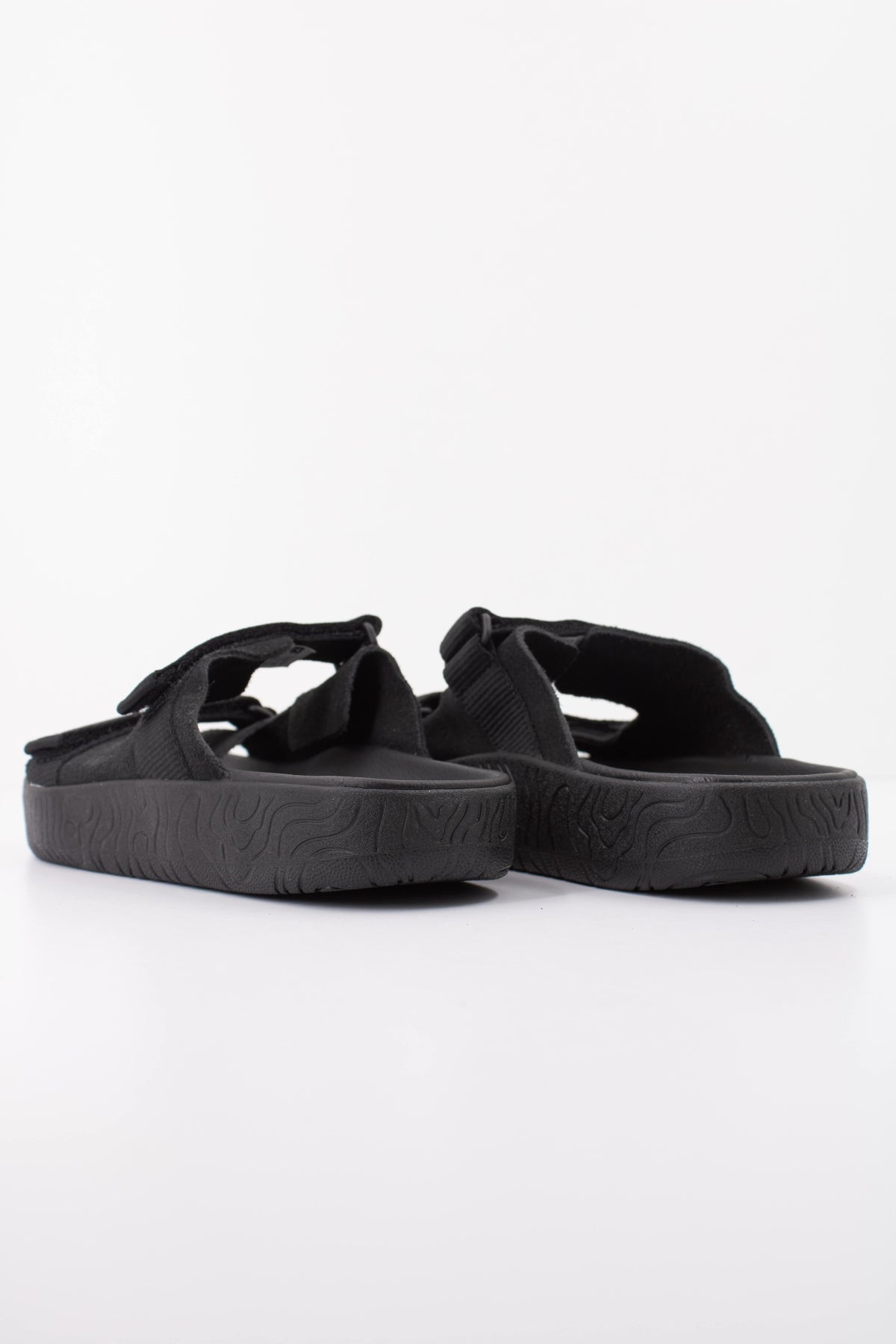 VEJA SANDALIA ARPOADOR en color NEGRO (4)