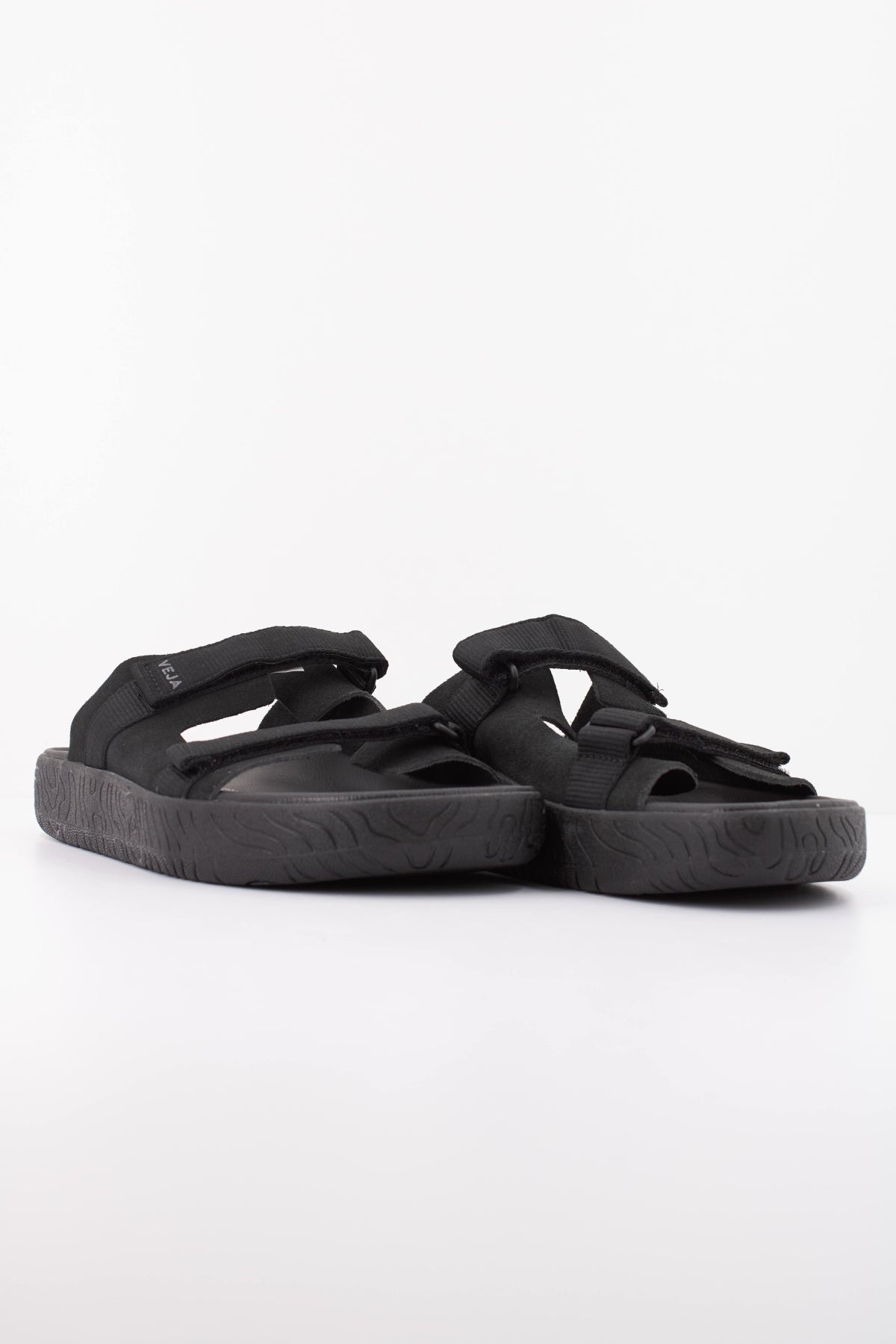 VEJA SANDALIA ARPOADOR en color NEGRO (2)