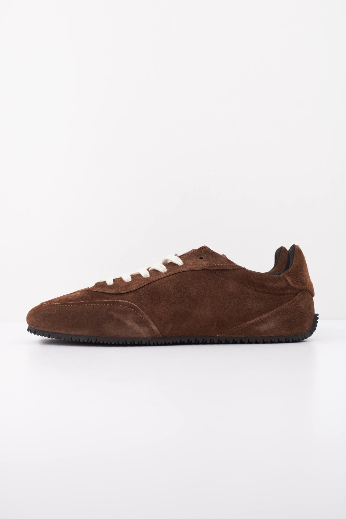 AXEL ARIGATO F3683002 DAZE RUNNER en color MARRON (1)