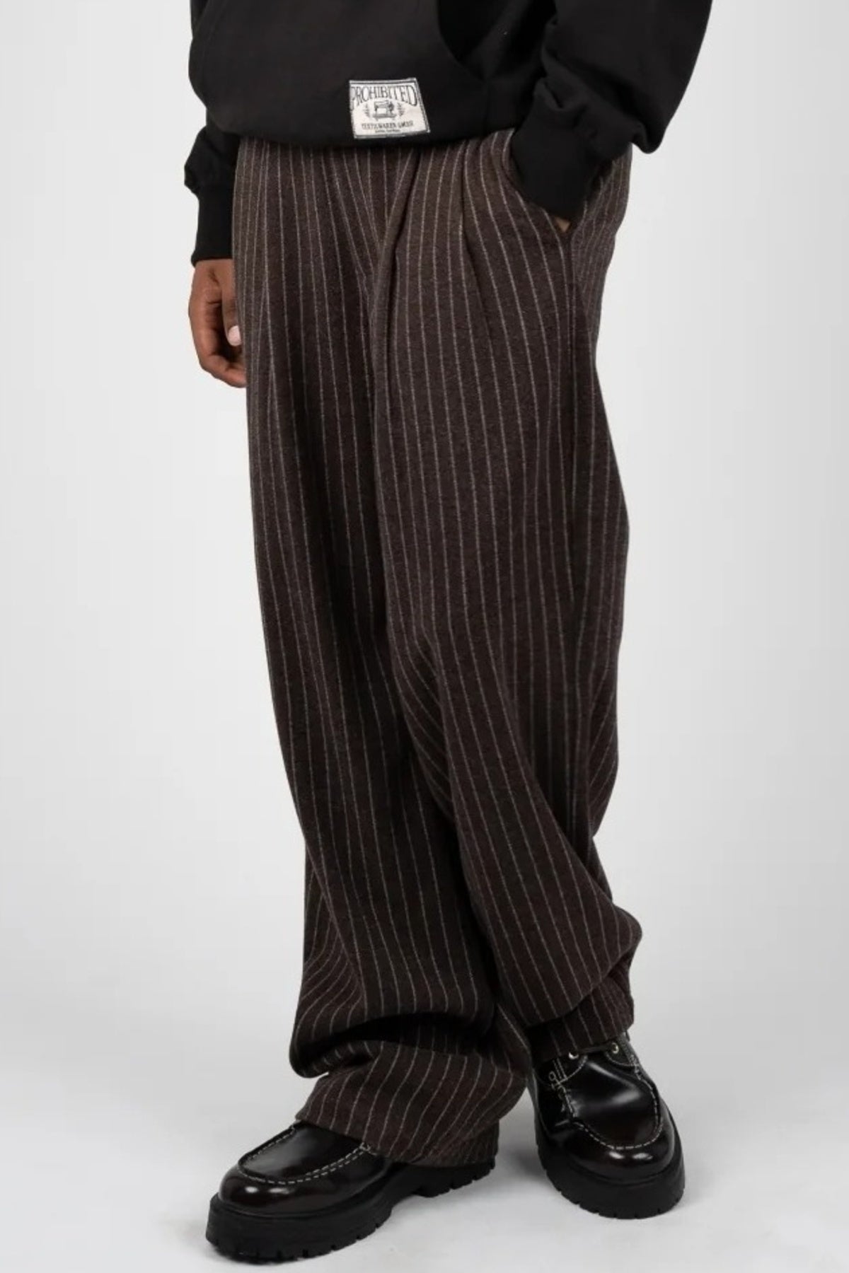 PROHIBITED REVIVAL PINSTRIPE PLEATED PANTS en color  (1)