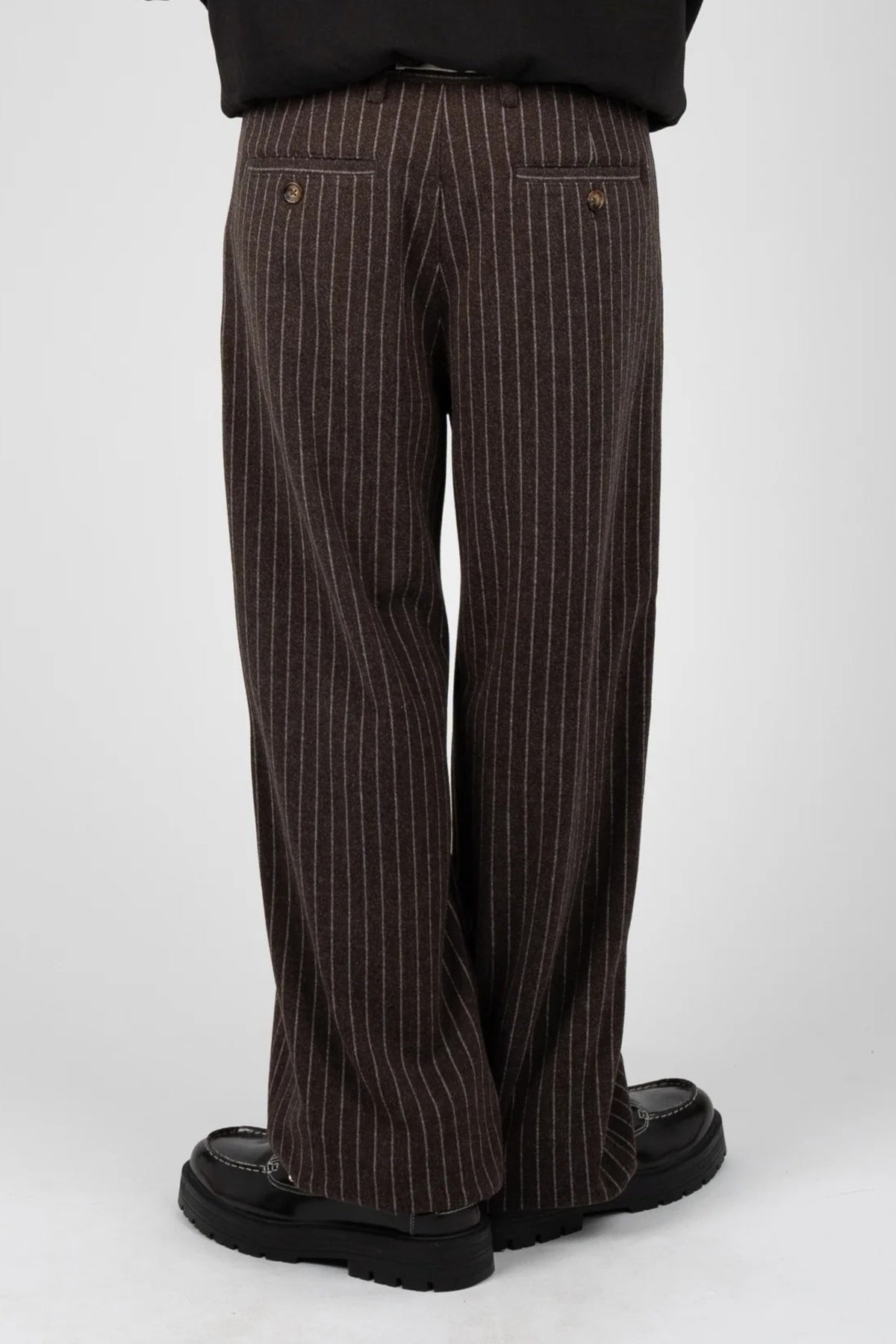PROHIBITED REVIVAL PINSTRIPE PLEATED PANTS en color  (2)