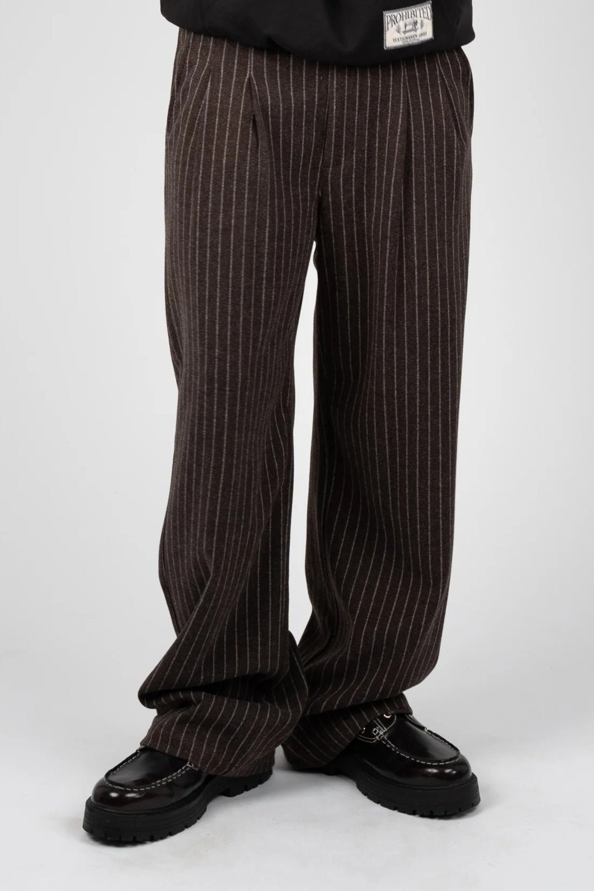 PROHIBITED REVIVAL PINSTRIPE PLEATED PANTS en color  (3)