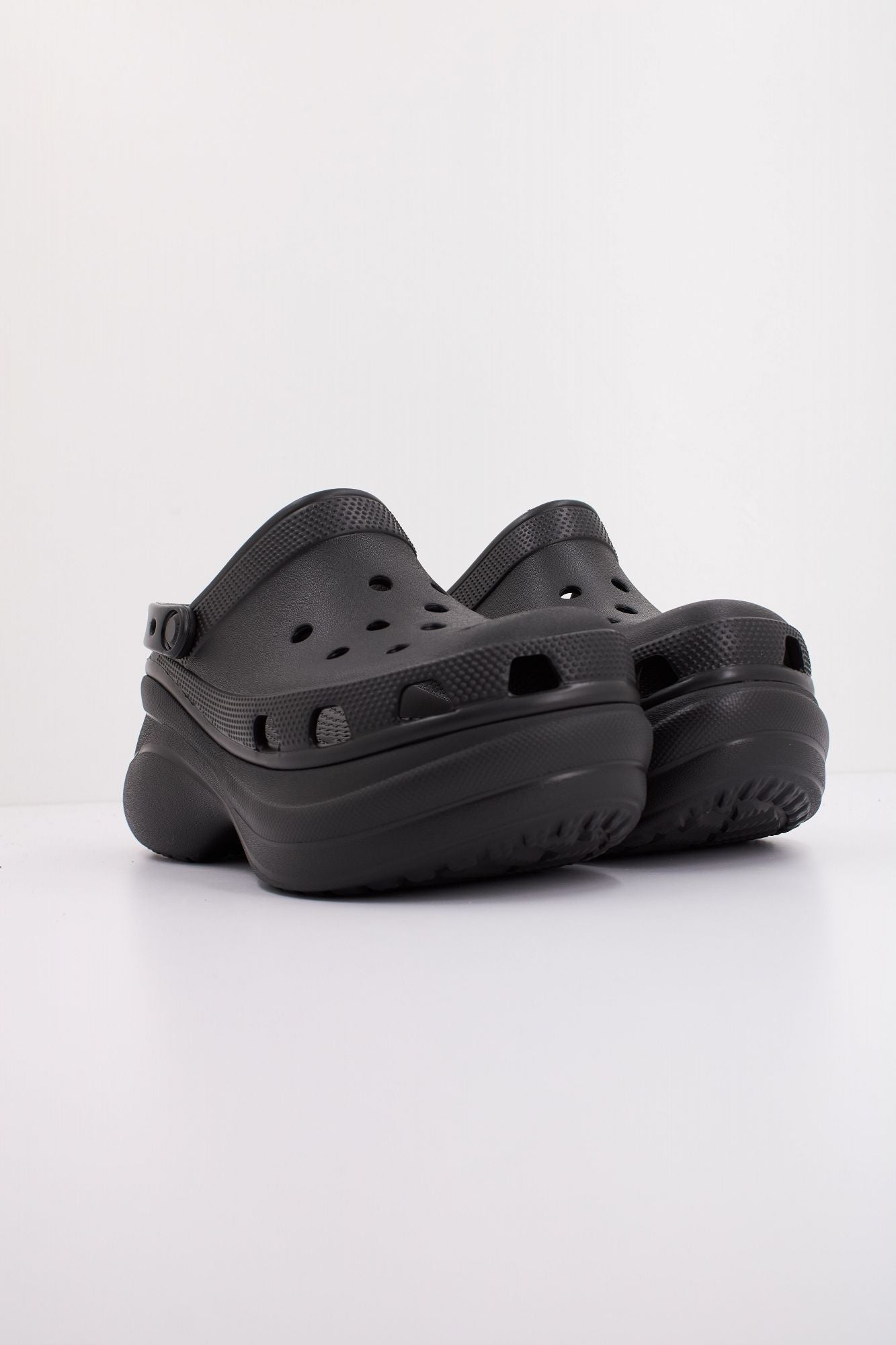CROCS CLASSIC BAE CLOG en color NEGRO (2)